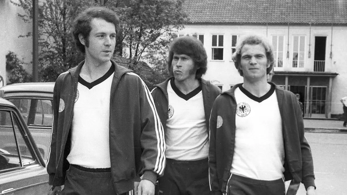 Training der Nationalmannschaft in München am 25.05.1972. V.l: Franz Beckenbauer, Paul Breitner und Uli Hoeneß (alle FC Bayern) auf dem Weg zum Training. *** Training of the national team in Munich on 25 05 1972 V l Franz Beckenbauer Paul Breitner and Uli Hoeneß all FC Bayern on the way to training HM  