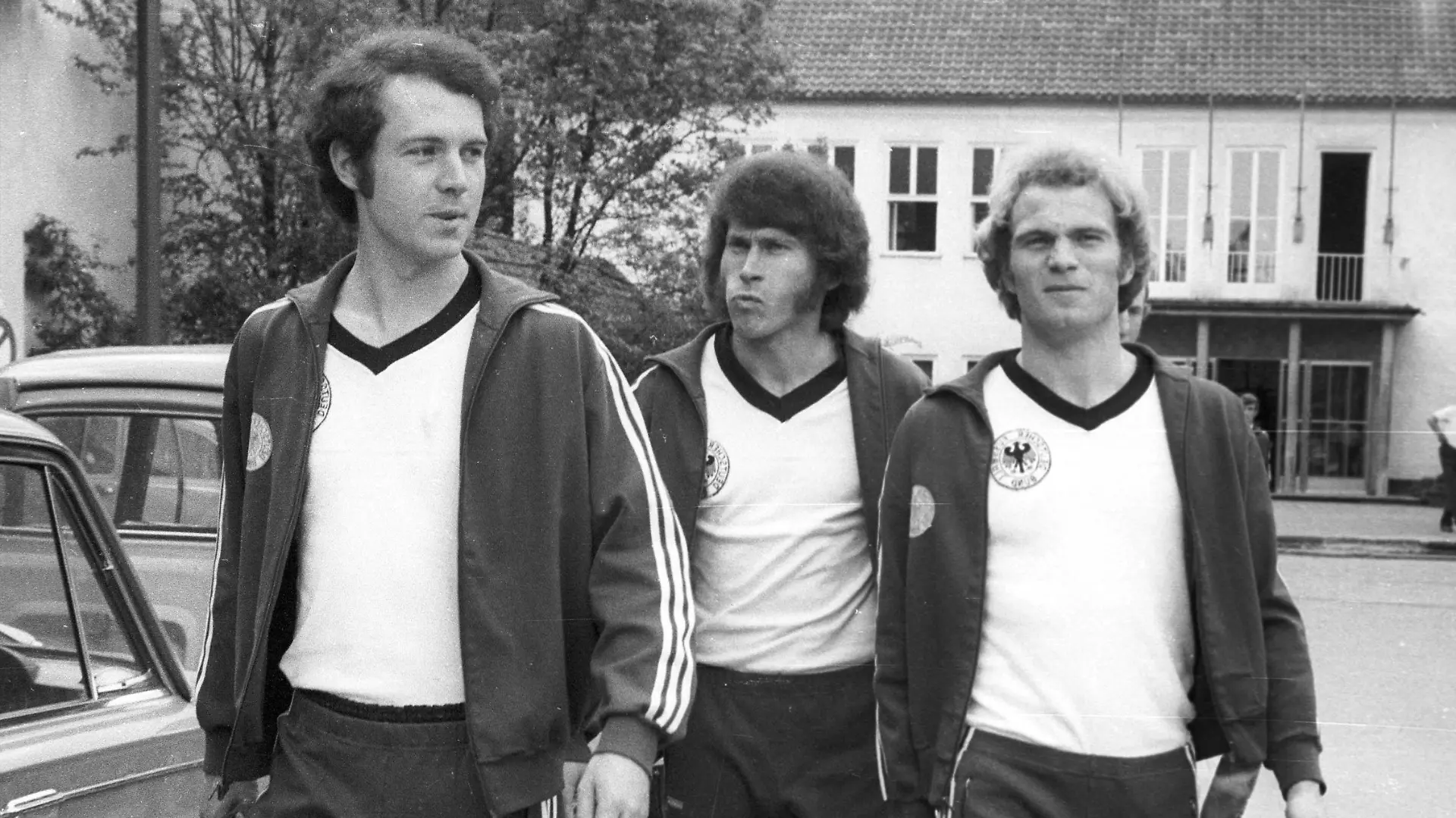 Training der Nationalmannschaft in München am 25.05.1972. V.l: Franz Beckenbauer, Paul Breitner und Uli Hoeneß (alle FC Bayern) auf dem Weg zum Training. *** Training of the national team in Munich on 25 05 1972 V l Franz Beckenbauer Paul Breitner and Uli Hoeneß all FC Bayern on the way to training HM