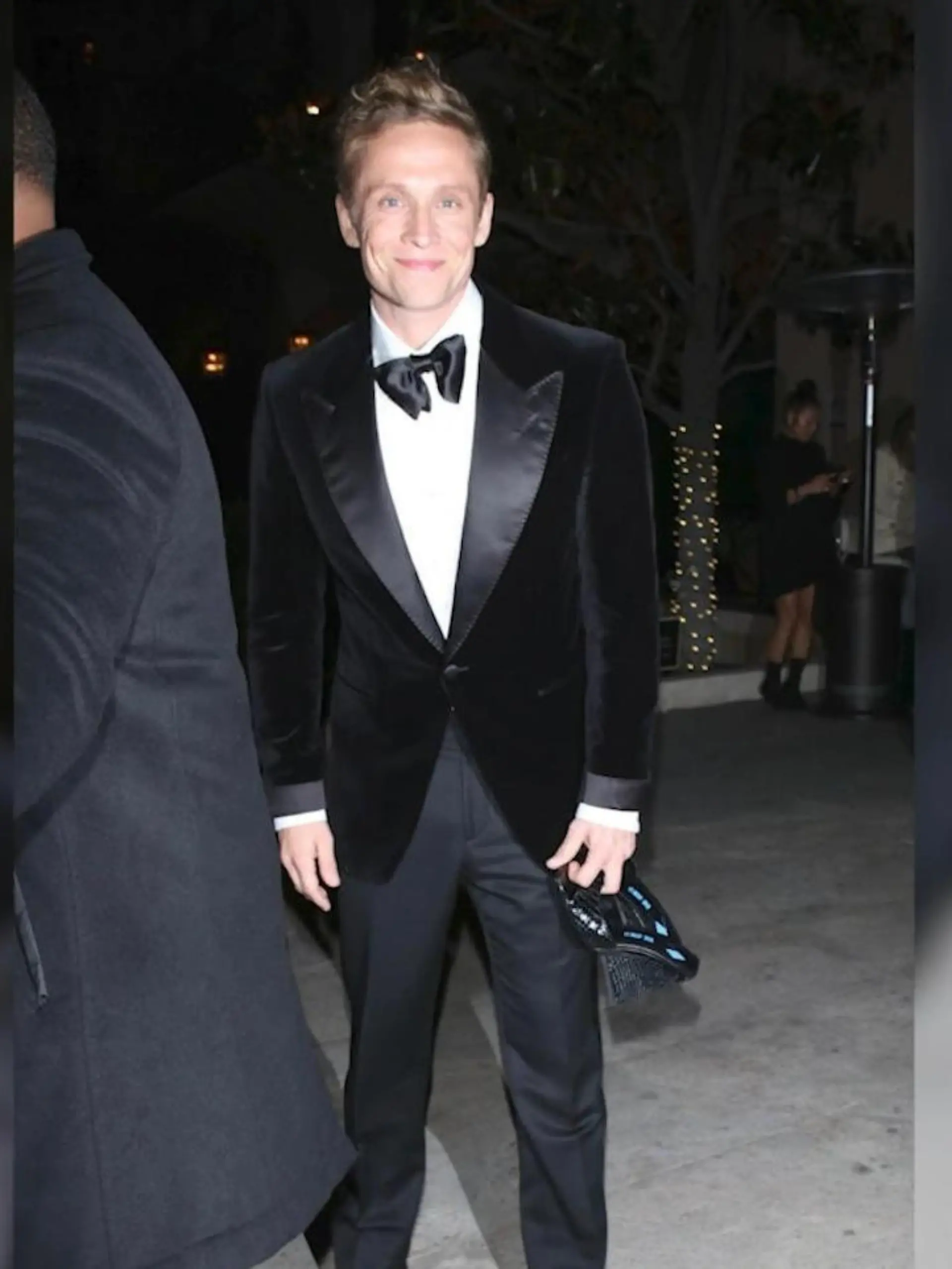 Bei den Golden Globes am Sonntagabend in Los Angeles wurde heftig gefeiert, bis tief in die Nacht – ebenfalls mit dabei unter großen Hollywoodstars: Matthias Schweighöfer (42) und seine Freundin Ruby O. Fee (27). Und denen zog’s glatt die Schuhe aus! Im Video.