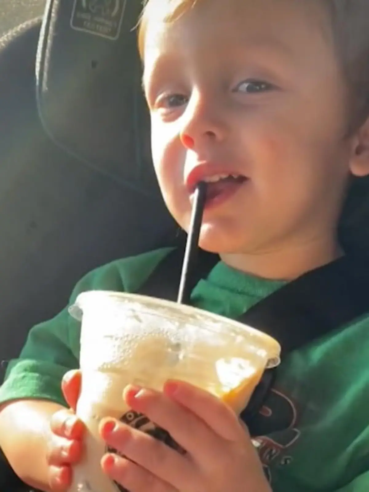 Diese Mutter muss bei TikTok viel Kritik einstecken, da sie vor laufender Kamera ihrem Sohn Kaffee zu trinken gibt.