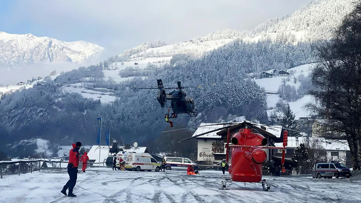 09.01.2024, Österreich, Ötz: Einsatzkräfte sind beim Rettungseinsatz zu sehen. Beim Absturz einer Gondel im österreichischen Ötz sind am Dienstag nach ersten Angaben der Polizei mehrere Menschen schwer verletzt worden. Foto: ZOOM.TIROL/APA/dpa +++ dpa-Bildfunk +++