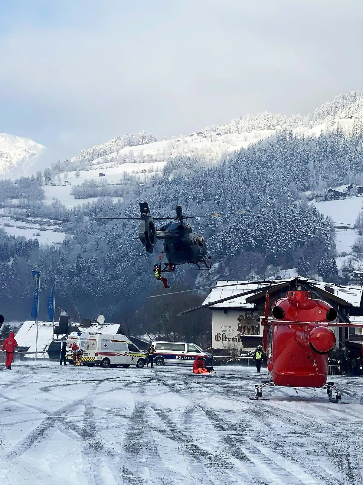 09.01.2024, Österreich, Ötz: Einsatzkräfte sind beim Rettungseinsatz zu sehen. Beim Absturz einer Gondel im österreichischen Ötz sind am Dienstag nach ersten Angaben der Polizei mehrere Menschen schwer verletzt worden. Foto: ZOOM.TIROL/APA/dpa +++ dpa-Bildfunk +++