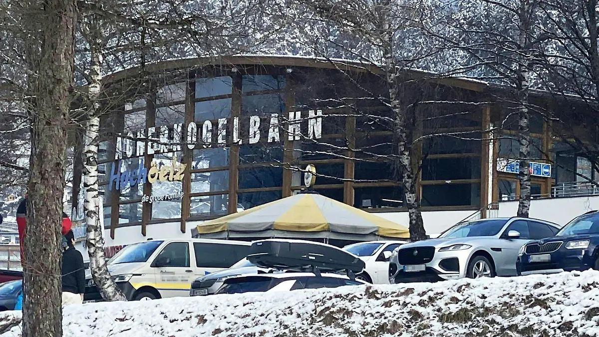 09.01.2024, Österreich, Ötz: Die Talstation der Acherkogelbahn im Skigebiet Hochötz ist zu sehen. Beim Absturz einer Gondel im österreichischen Ötz sind am Dienstag nach ersten Angaben der Polizei mehrere Menschen schwer verletzt worden. Foto: ZOOM.TIROL/APA/dpa +++ dpa-Bildfunk +++