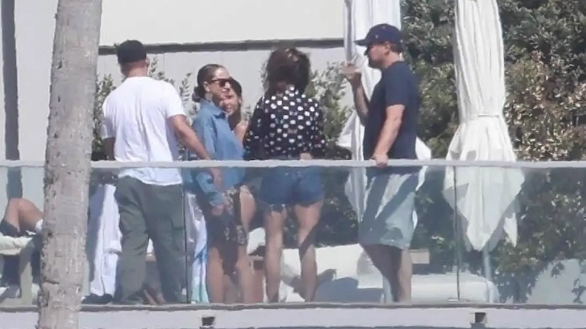 SONDERKONDITIONEN: MINDESTHONORAR: Malibu, CA - *EXCLUSIVE* - Leonardo DiCaprio is joined by his father George DiCaprio, good friend Tobey Maguire, Jennifer Meyer and others as he hosts a party for his family and friends at his new 13.8M beach house in Malibu.
Pictured: Leonardo DiCaprio, Tobey Maguire, George DiCaprio, Jennifer Meyer
BACKGRID USA 11 JULY 2023
BYLINE MUST READ: BACKGRID / BACKGRID