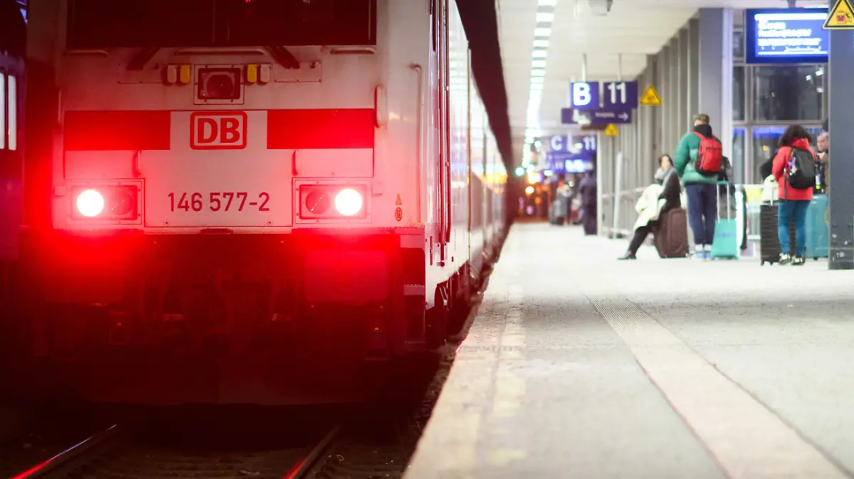 09.01.2024, Niedersachsen, Hannover: Rote Lampen leuchten an der Lok eines Intercity der Deutschen Bahn (DB) im Hauptbahnhof Hannover. Die Gewerkschaft Deutscher Lokomotivführer (GDL) hat ab Mitte der Woche zum ersten mehrtägigen Streik im aktuellen Tarifkonflikt mit der Deutschen Bahn und anderen Unternehmen aufgerufen. Foto: Julian Stratenschulte/dpa +++ dpa-Bildfunk +++