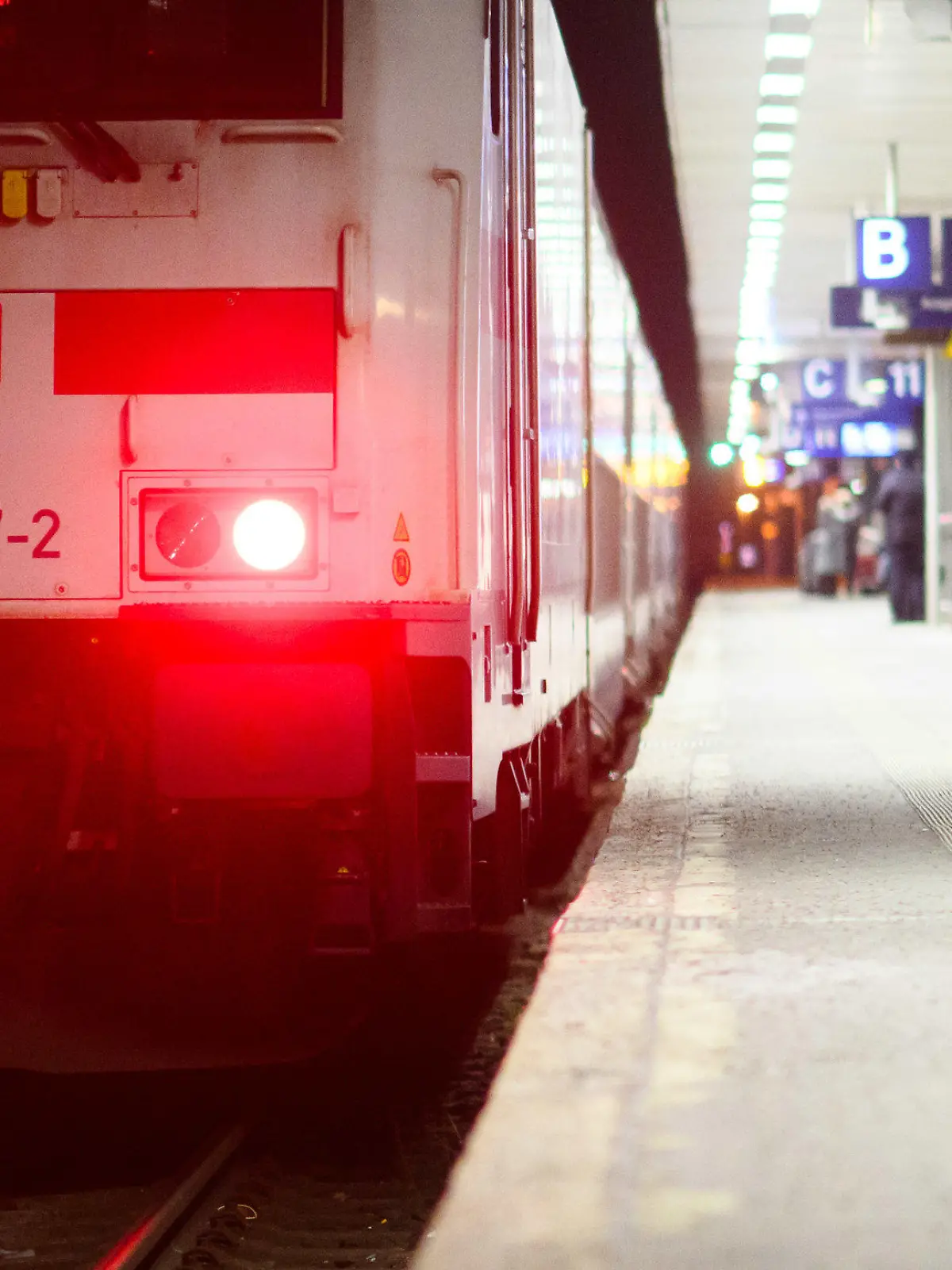 09.01.2024, Niedersachsen, Hannover: Rote Lampen leuchten an der Lok eines Intercity der Deutschen Bahn (DB) im Hauptbahnhof Hannover. Die Gewerkschaft Deutscher Lokomotivführer (GDL) hat ab Mitte der Woche zum ersten mehrtägigen Streik im aktuellen Tarifkonflikt mit der Deutschen Bahn und anderen Unternehmen aufgerufen. Foto: Julian Stratenschulte/dpa +++ dpa-Bildfunk +++