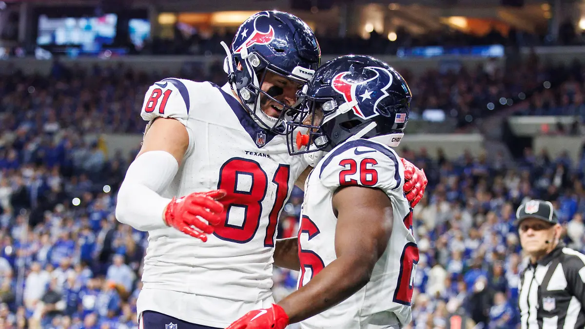 NFL, American Football Herren, USA 2024: Texans vs Colts JAN 06 January 06, 2024: Houston Texans running back Devin Singletary 26 and Houston Texans tight end Eric Saubert 81 celebrates touchdown during NFL game action against the Indianapolis Colts at Lucas Oil Stadium in Indianapolis, Indiana. John Mersits/CSM. Credit Image: Â John Mersits/Cal Media California USA EDITORIAL USE ONLY Copyright: xx ZUMA-20240106_zma_c04_371.jpg JohnxMersitsx csmphotothree219883