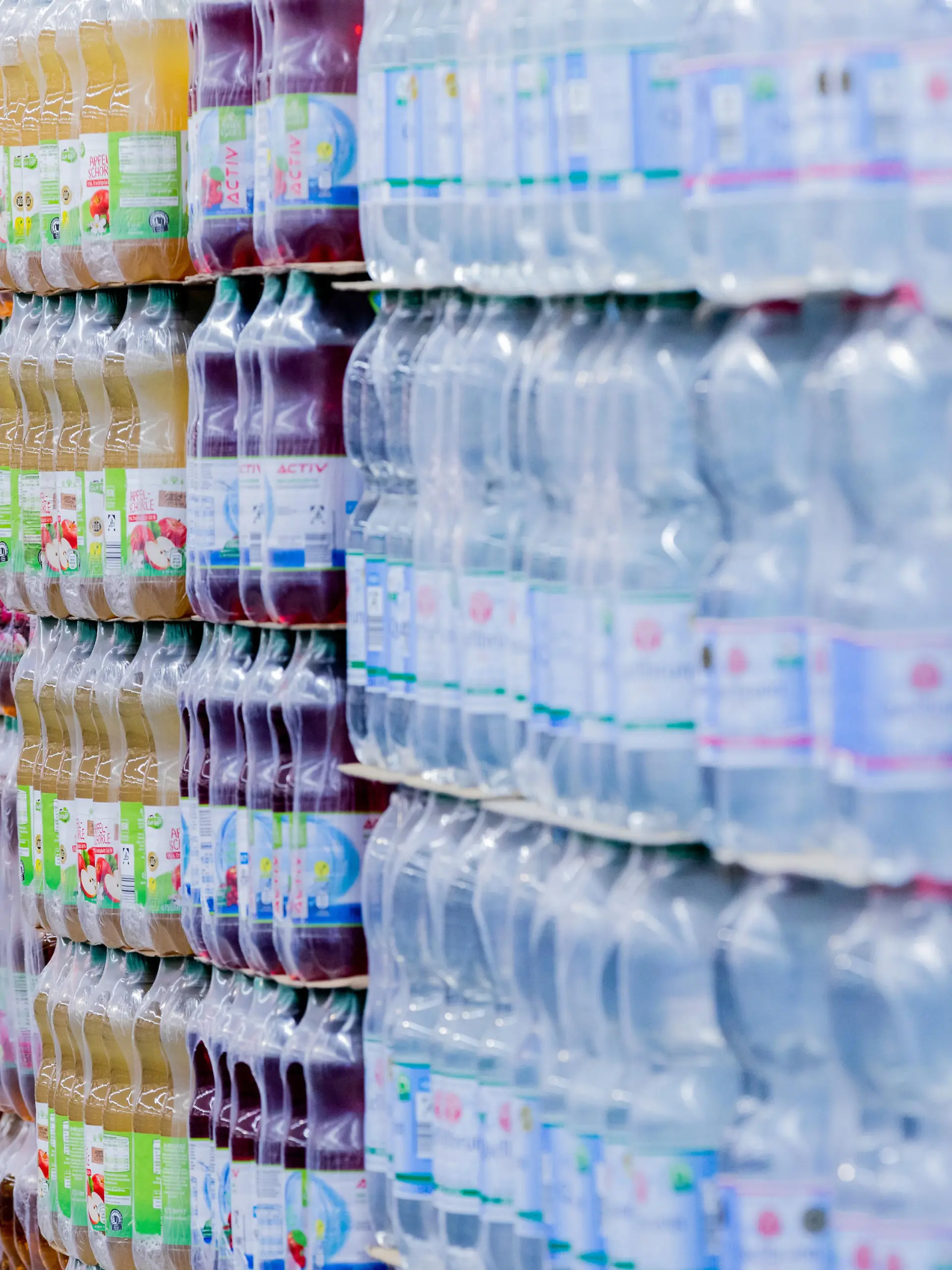 Einweg-Plastikflaschen stehen im "neuen ältesten Aldi Markt" auf Paletten. Nach 101 Jahren Lebensmittelhandel im Geburtshaus der Aldi-Gründer Albrecht hat die Unternehmensgruppe ihre Filiale im Essener Stammhaus geschlossen. In unmittelbarer Nähe eröffnet am 10. Dezember 2020 eine neue und mehr als doppelt so große Aldi-Filiale.