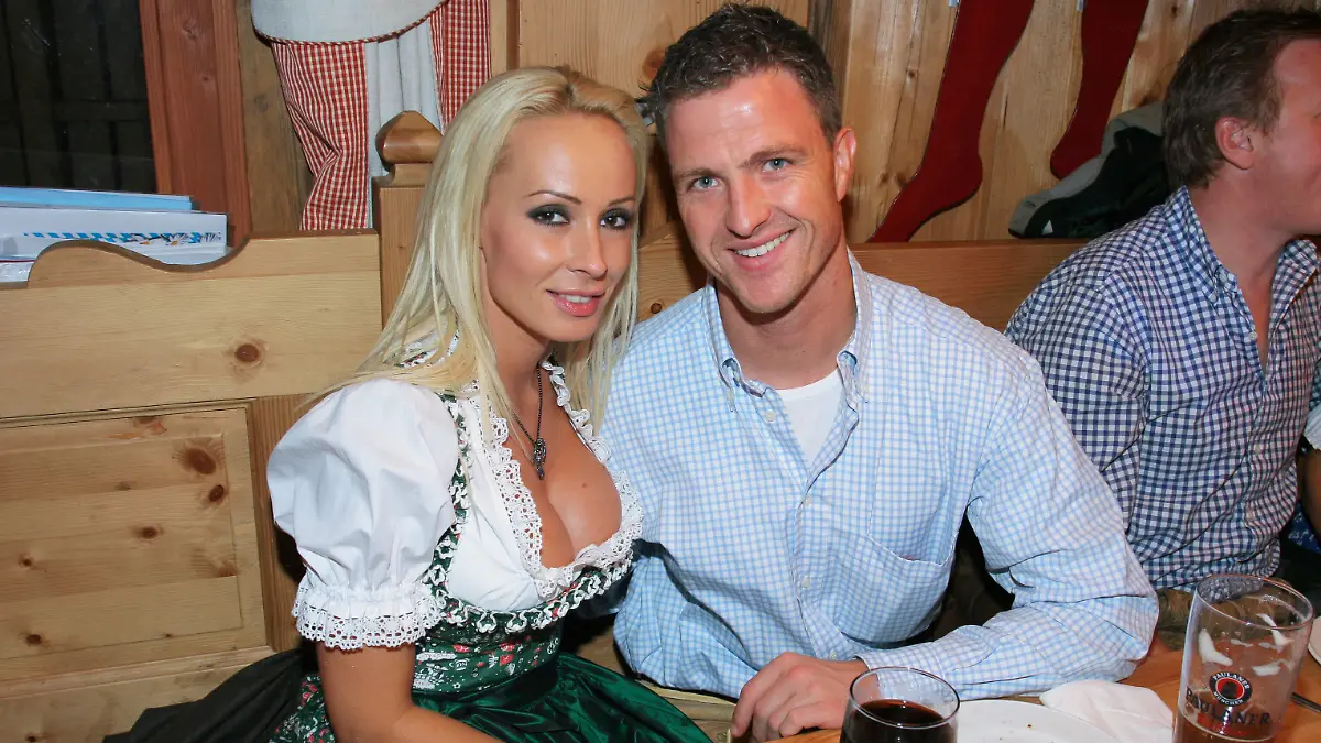 Oktoberfest 30.09.2008 Rennfahrer Ralf Schumacher  Frau Cora im Festzelt - Kufflers Weinzelt - beim Oktoberfest auf der Theresienwiese in Muenchen - 30.09.2008 - *** Oktoberfest 30 09 2008 Racing driver Ralf Schumacher wife Cora in the festival tent Kufflers Weinzelt at the Oktoberfest on the Theresienwiese in Munich 30 09 2008 