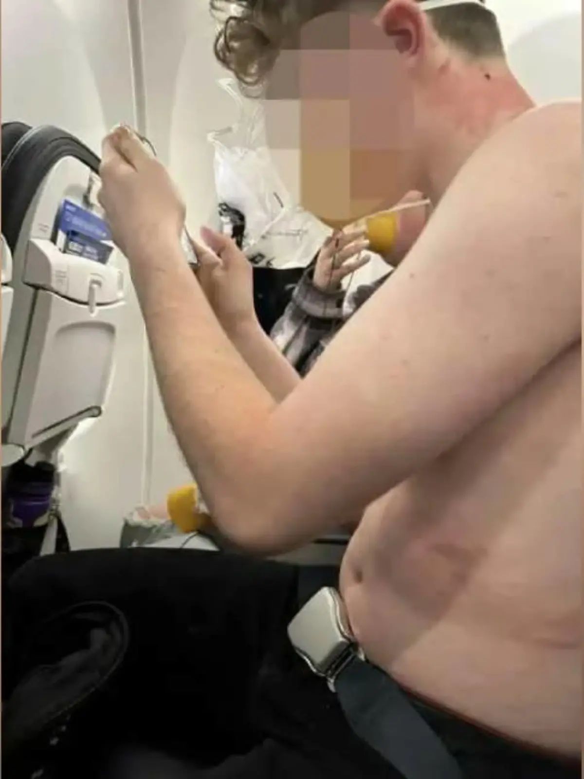 Boeing von Alaska Airlines: Junge ohne Hemd