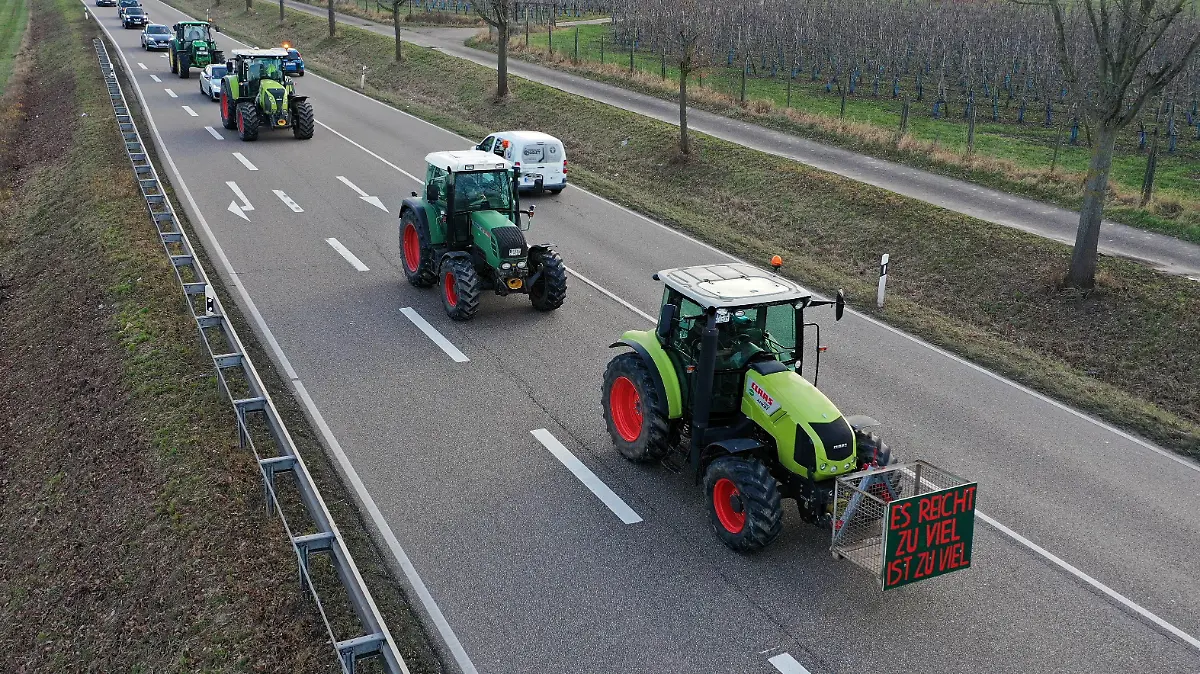 8.1.2024 Demonstration der Landwirte Bauerndemonstration in Nordbaden am Montag Morgen des 8.1.2024 Mit zahlreichen Fahrzeugen nehmen die Landwirte der Region an der Sternfahrt nach Heidelberg teil. Es kam zu erheblichen Behinderungen im Strassenverkehr. Hier bei der Vorbeifahrt an Rauenberg an der B39 Rauenberg B39 Baden Württemberg Deutschland *** 8 1 2024 Farmers demonstration Farmers demonstration in North Baden on Monday morning of 8 1 2024 Farmers from the region take part in the rally to Heidelberg with numerous vehicles There were considerable obstructions in road traffic Here when passing Rauenberg on the B39 Rauenberg B39 Baden Württemberg Germany