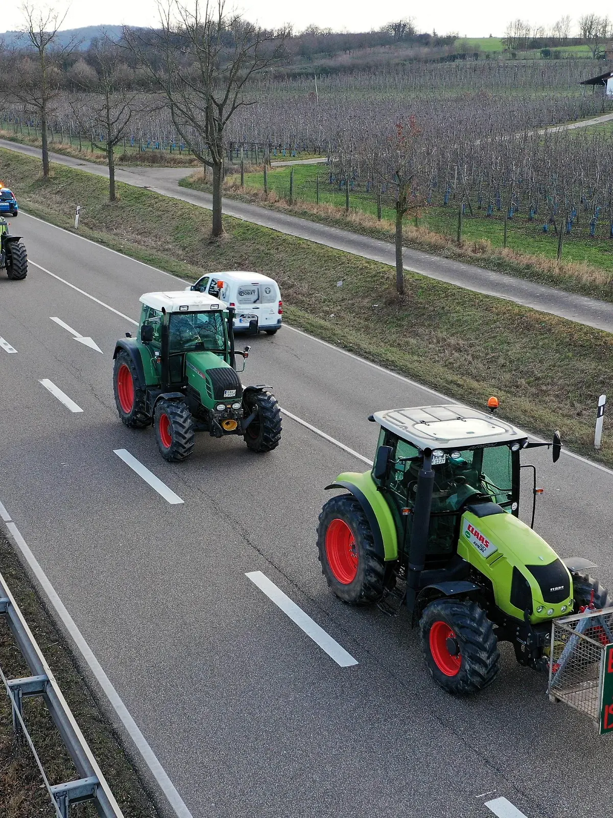 8.1.2024 Demonstration der Landwirte Bauerndemonstration in Nordbaden am Montag Morgen des 8.1.2024 Mit zahlreichen Fahrzeugen nehmen die Landwirte der Region an der Sternfahrt nach Heidelberg teil. Es kam zu erheblichen Behinderungen im Strassenverkehr. Hier bei der Vorbeifahrt an Rauenberg an der B39 Rauenberg B39 Baden Württemberg Deutschland *** 8 1 2024 Farmers demonstration Farmers demonstration in North Baden on Monday morning of 8 1 2024 Farmers from the region take part in the rally to Heidelberg with numerous vehicles There were considerable obstructions in road traffic Here when passing Rauenberg on the B39 Rauenberg B39 Baden Württemberg Germany