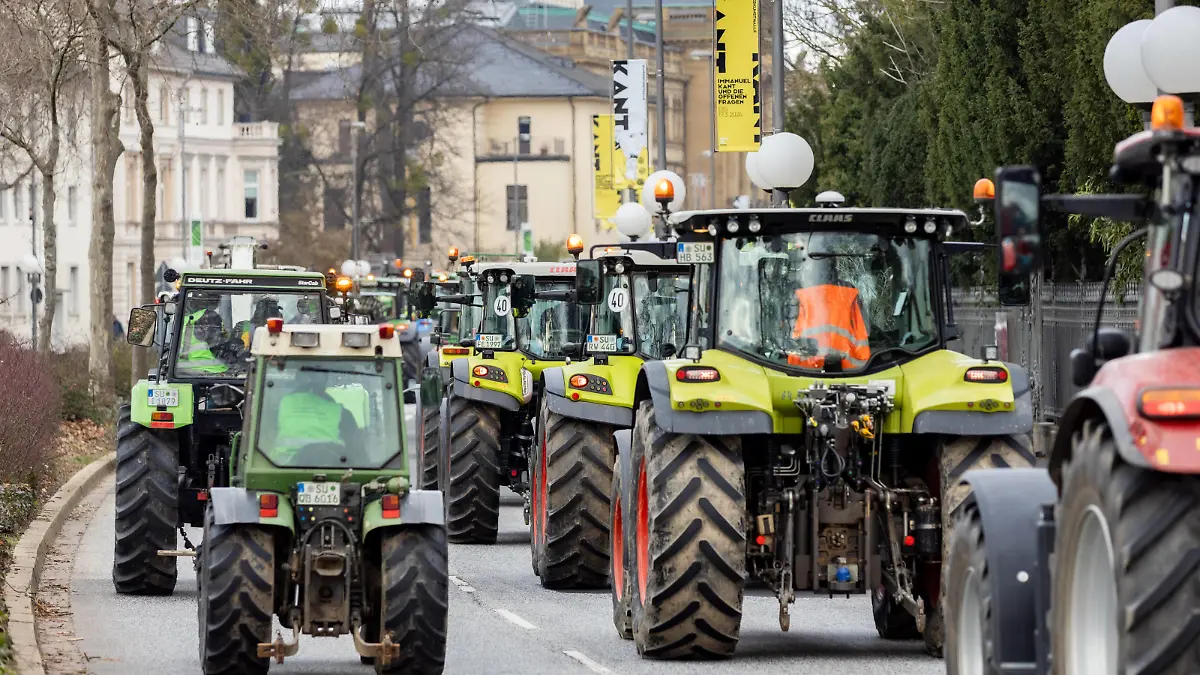 Traktor Konvoi fährt durch Bonn auf der Adenauerallee B9 im Rahmen der landesweiten Bauernproteste zum 08.01.2024 zu diesen der Deutsche Bauernverband aufgerufen hat. Etwa 100 Landwirte fahren als Teil einer Sternfahrt in die Innenstadt von Bonn. Aktionen, wie Kundgebungen und Blockaden im Laufe des Tages geplant und sind Start einer bundesweiten Protestwoche der Landwirte 08.01.2024 Bonn Gronau NRW Deutschland *** Tractor convoy drives through Bonn on the Adenauerallee B9 as part of the nationwide farmers protests on 08 01 2024 called for by the German Farmers Association Around 100 farmers drive into the city center of Bonn as part of a rally Actions such as rallies and blockades are planned throughout the day and are the start of a nat