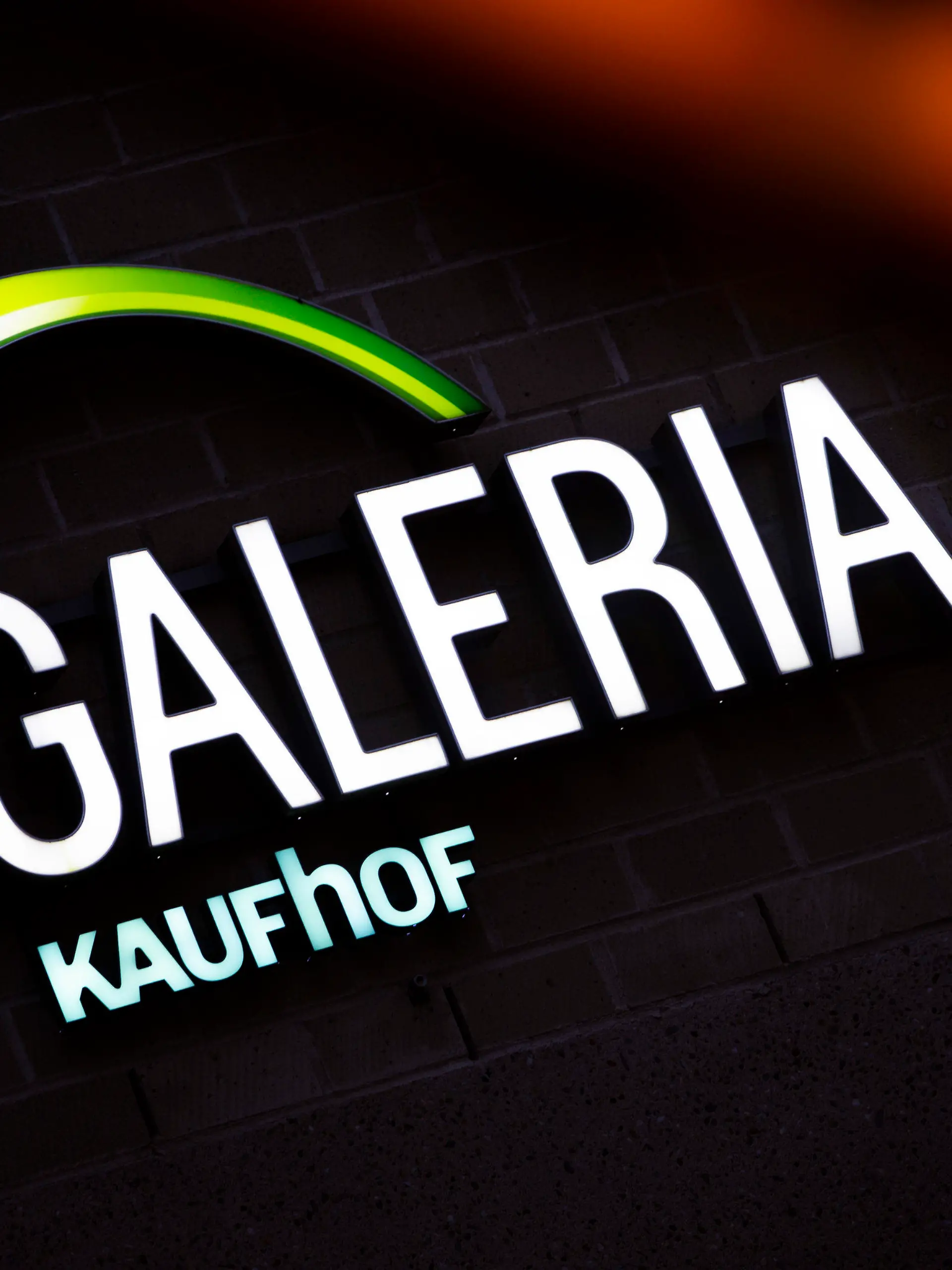 ARCHIV - 30.11.2023, Nordrhein-Westfalen, Bonn: Blick auf das Logo des Kaufhaus Galeria Kaufhof in der Innenstadt. Die Warenhauskette Galeria Karstadt Kaufhof hat beim Amtsgericht Essen einen Insolvenzantrag gestellt. Das teilte ein Sprecher des Unternehmens am Dienstag in Essen mit. Foto: Thomas Banneyer/dpa +++ dpa-Bildfunk +++