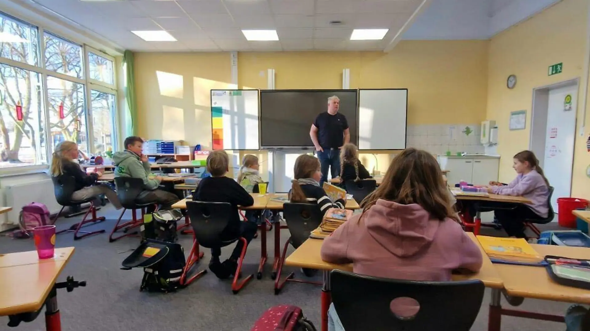 Kurzerhand übernimmt Thorsten Block und betreut die 3. Klasse bis ihre Lehrerin in der Schule in Husum ankommt.
