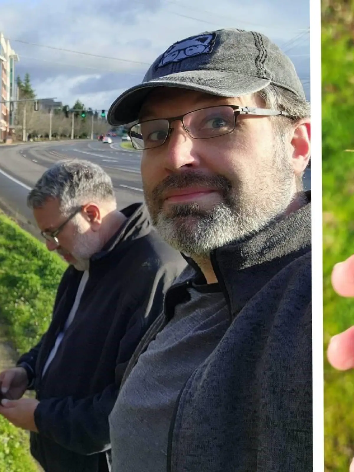 Sean Bates hat ein Smartphone am Straßenrand gefunden, das aus DER Boeing 737 stammen soll.