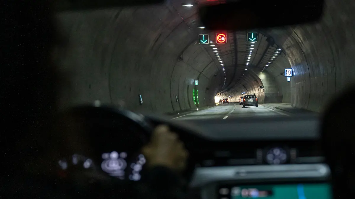 Eine Frau fährt durch den Schmücketunnel bei Oberheldrungen.