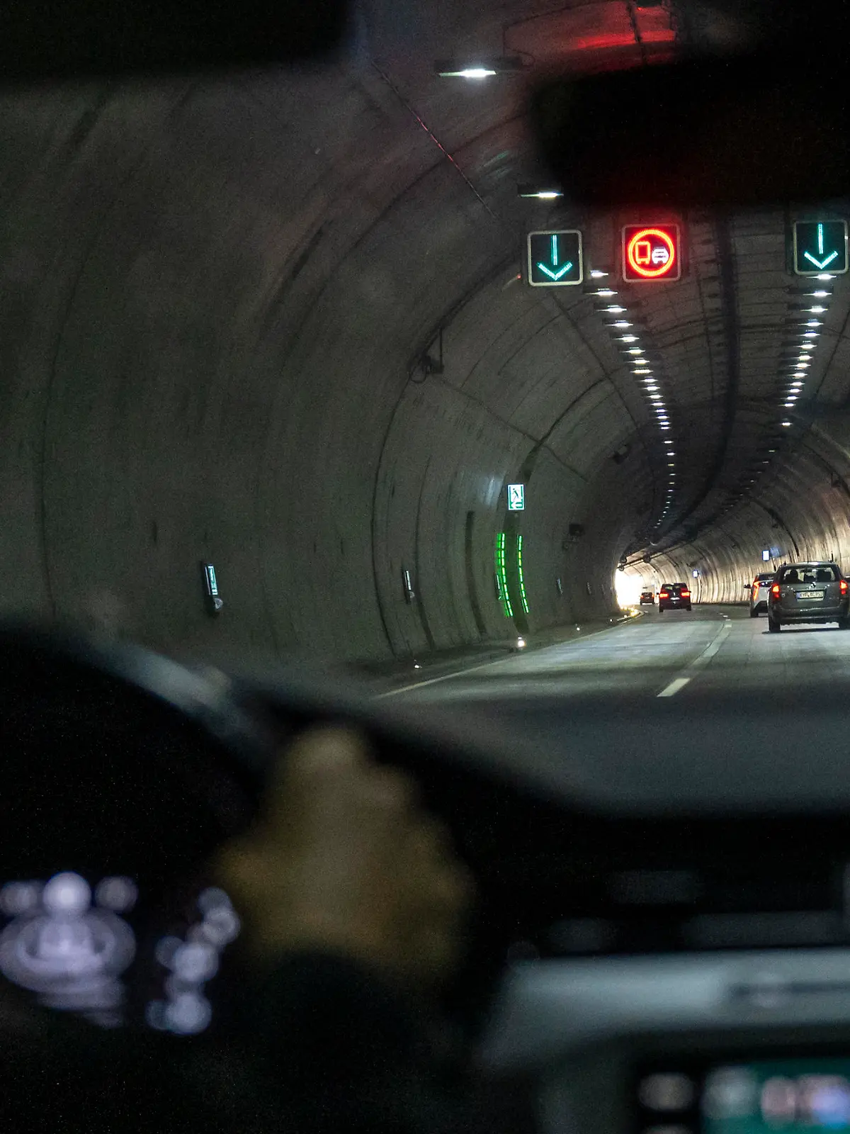 Eine Frau fährt durch den Schmücketunnel bei Oberheldrungen.
