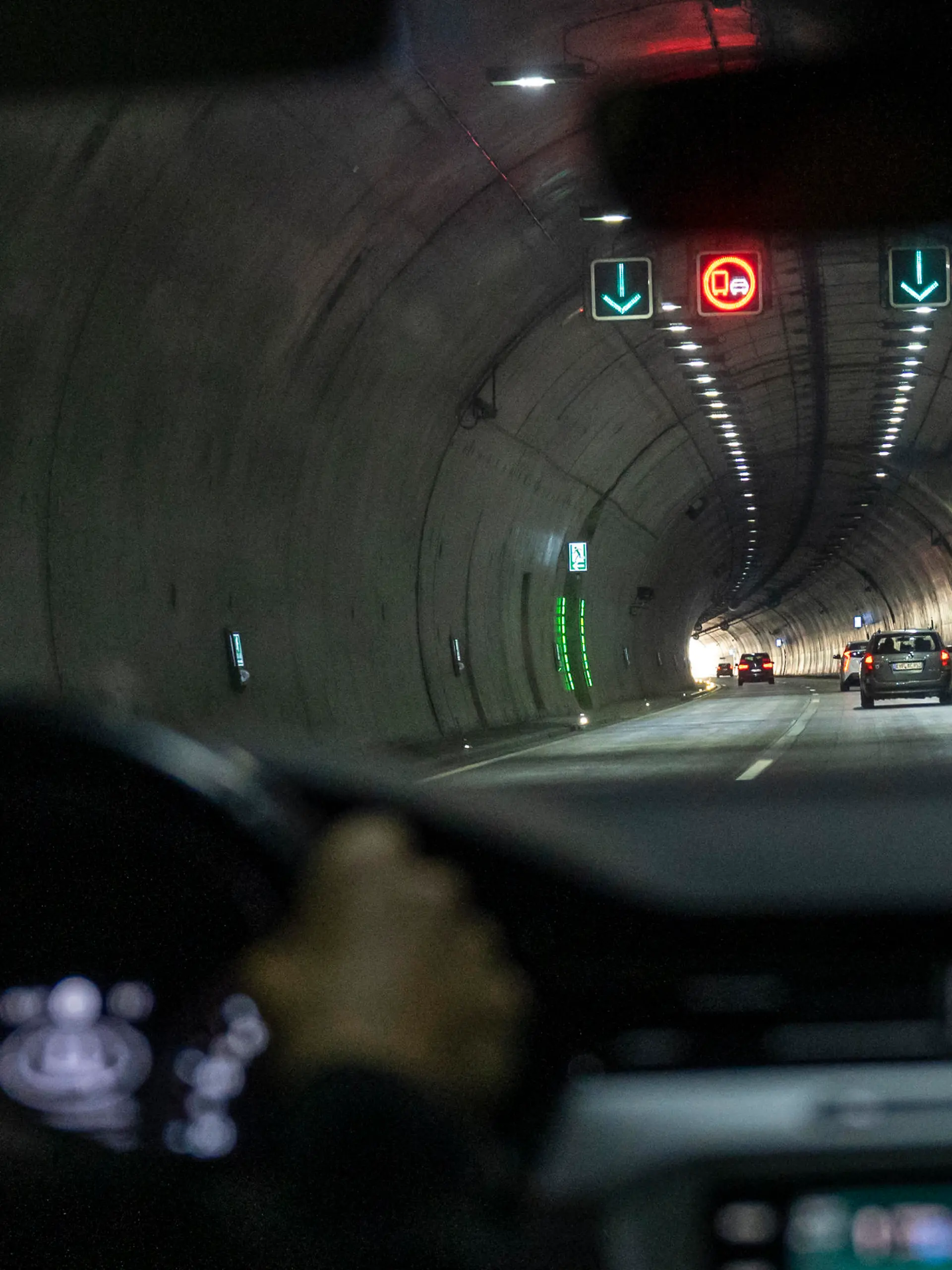 Eine Frau fährt durch den Schmücketunnel bei Oberheldrungen.