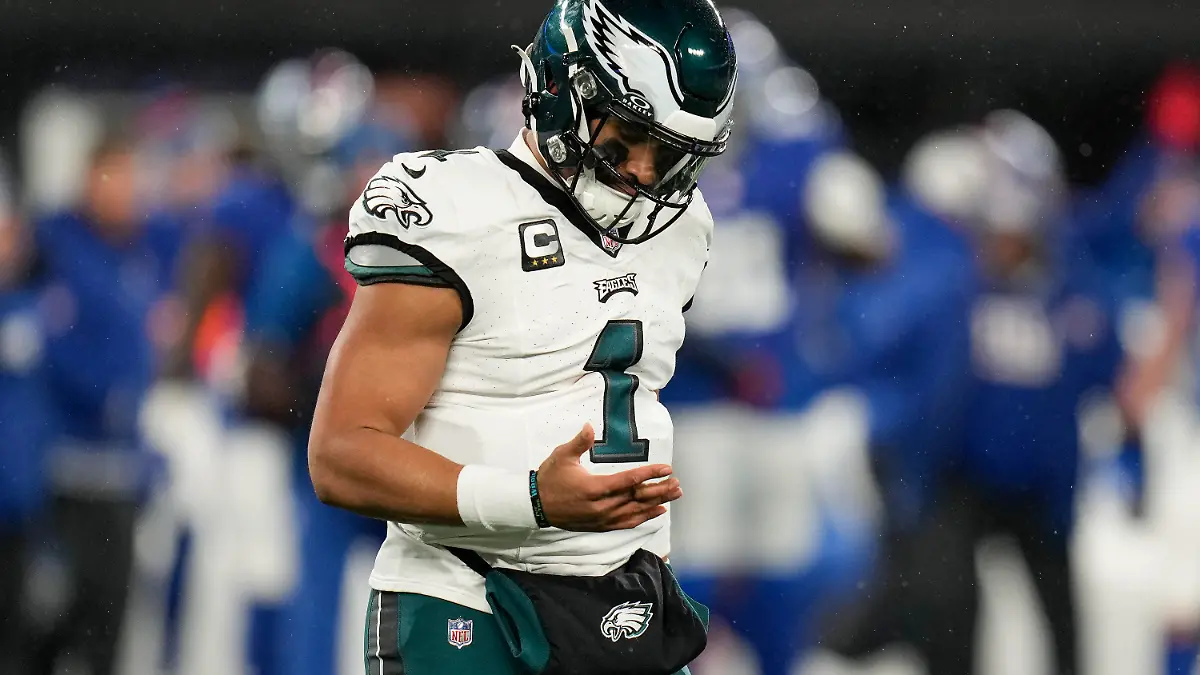 07.01.2024, USA, East Rutherford: American Football: Profiliga NFL, New York Giants - Philadelphia Eagles; Hauptrunde, Hauptrunde-Partien, 18. Spieltag: Philadelphia Eagles-Quarterback Jalen Hurts (1) geht mit einer Fingerverletzung vom Feld. Foto: Seth Wenig/AP/dpa +++ dpa-Bildfunk +++