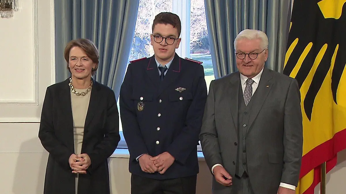 Bundespräsident Frank-Walter Steinmeier ehrte u.a. Jonas Jordan von der Freiwilligen Feuerwehr Goslar.