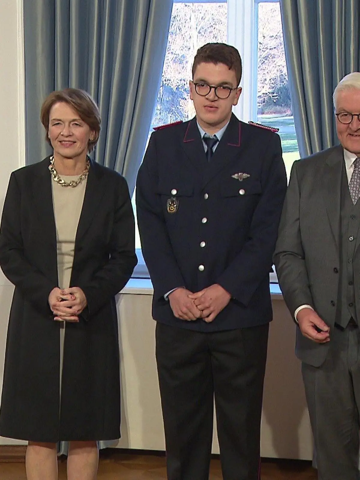Bundespräsident Frank-Walter Steinmeier ehrte u.a. Jonas Jordan von der Freiwilligen Feuerwehr Goslar.