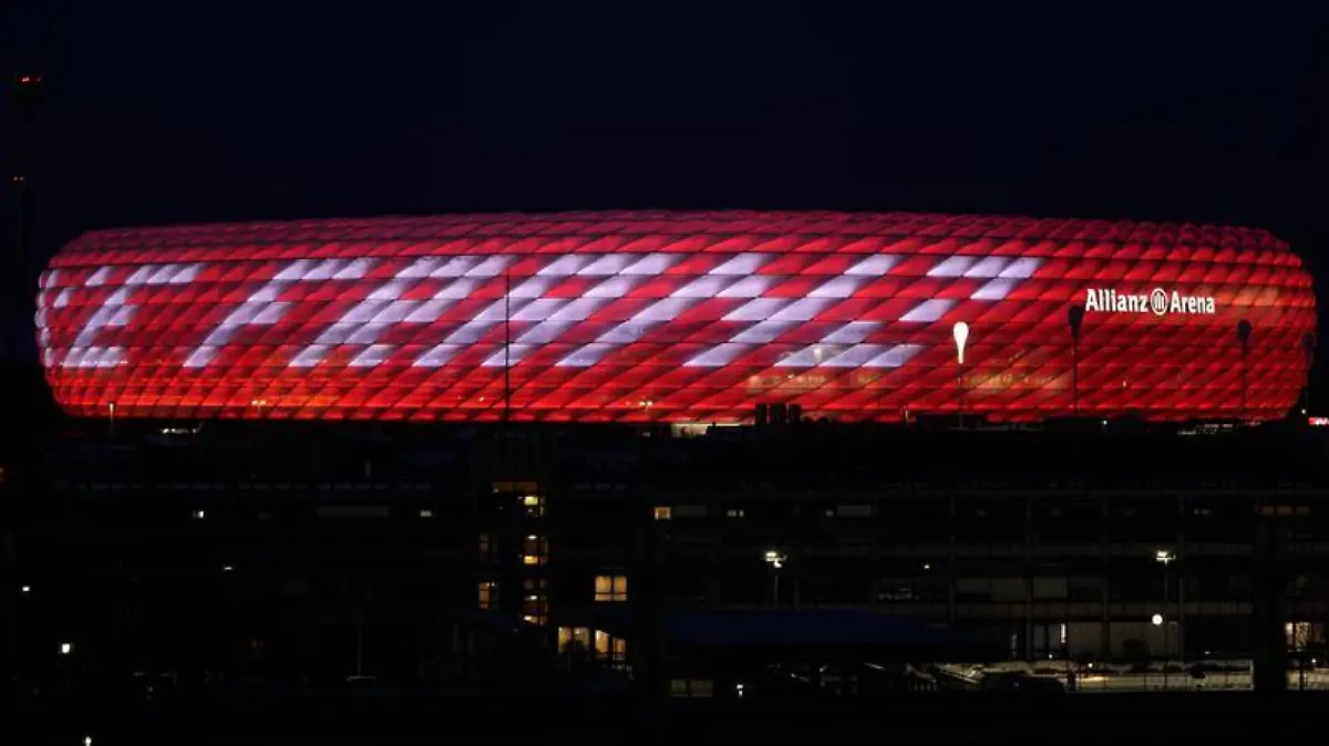 Die Allianz Arena leuchtet zum Gedenken an Franz Beckenbauer.