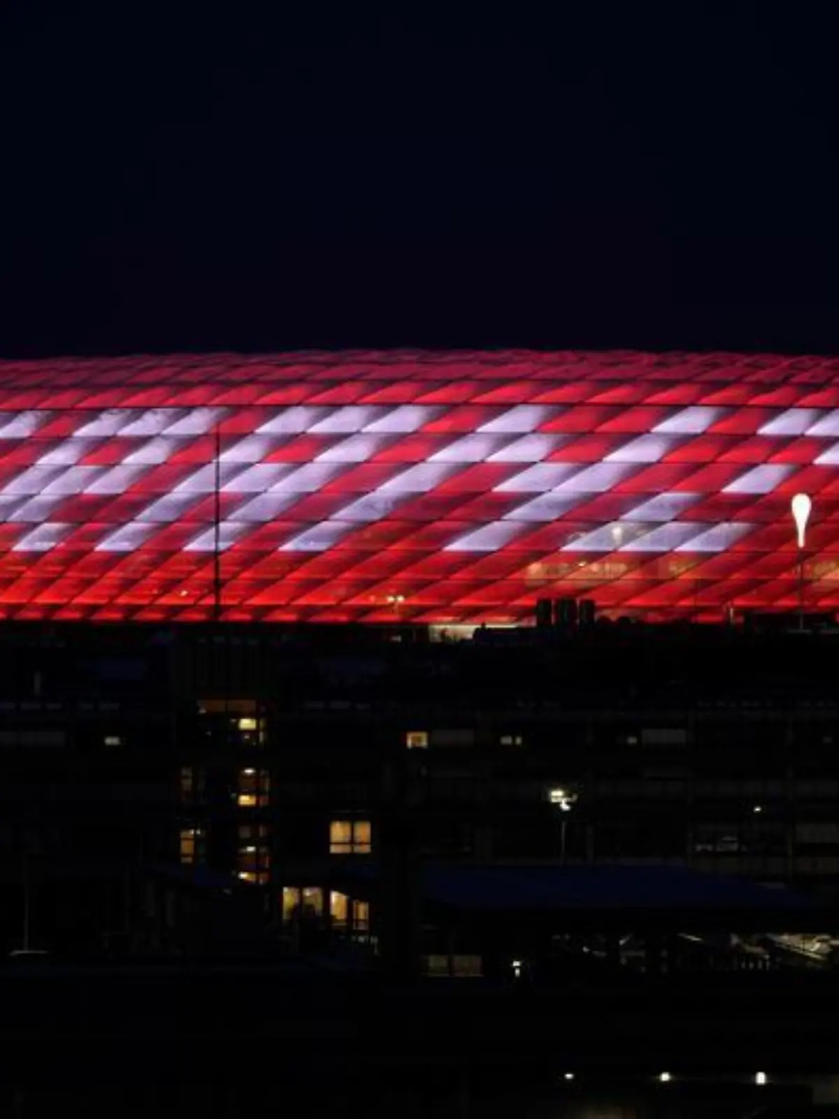 Die Allianz Arena leuchtet zum Gedenken an Franz Beckenbauer.