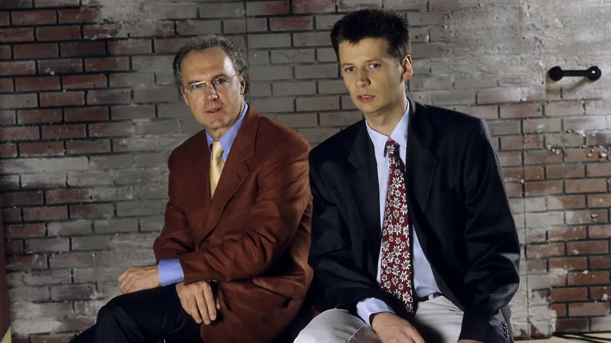 Bildnummer: 09322055  Datum: 01.11.1995  Copyright: imago/teutopress
Günther Jauch (re.) und Franz Beckenbauer 11/95 her Mann dunkelhaarig seriös Jackett Krawatte quer halb sitzend Sessel neutral ; Shooting xbs x0x 1995 quer 

Image number 09322055 date 01 11 1995 Copyright imago teutopress Günther Jauch right and Franz Beckenbauer 11 95 her Man Dunkelhaarig seriously Jacket Tie horizontal half seated Armchair Neutral Shooting xbs x0x 1995 horizontal  