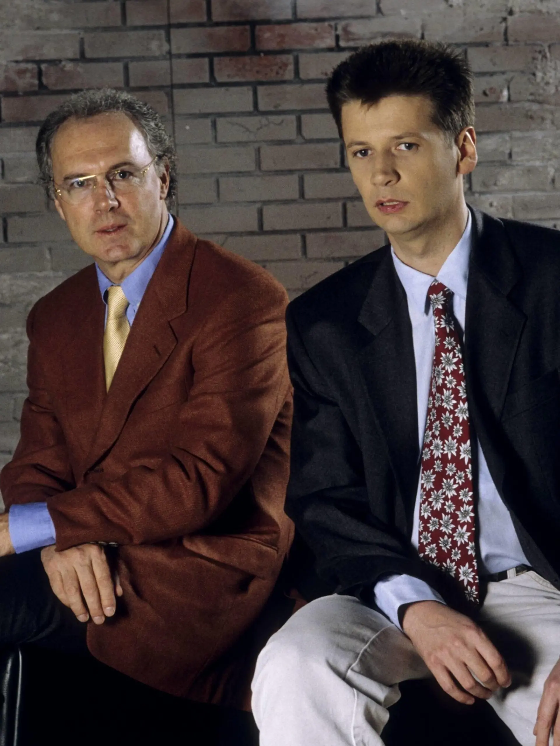 Bildnummer: 09322055  Datum: 01.11.1995  Copyright: imago/teutopress
Günther Jauch (re.) und Franz Beckenbauer 11/95 her Mann dunkelhaarig seriös Jackett Krawatte quer halb sitzend Sessel neutral ; Shooting xbs x0x 1995 quer 

Image number 09322055 date 01 11 1995 Copyright imago teutopress Günther Jauch right and Franz Beckenbauer 11 95 her Man Dunkelhaarig seriously Jacket Tie horizontal half seated Armchair Neutral Shooting xbs x0x 1995 horizontal  