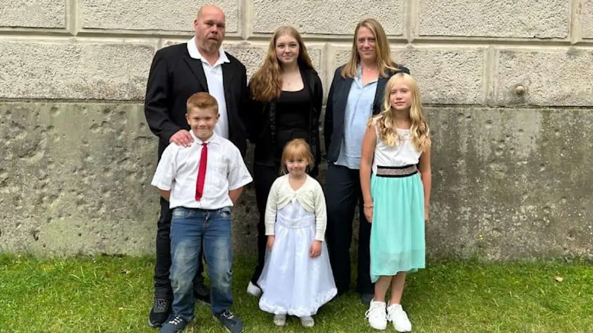 Frank und Stefanie mit den vier Kindern (4, 8, 9, 16) der Familie.