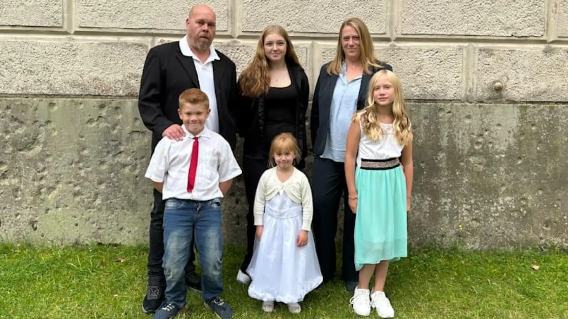 Frank und Stefanie mit den vier Kindern (4, 8, 9, 16) der Familie.