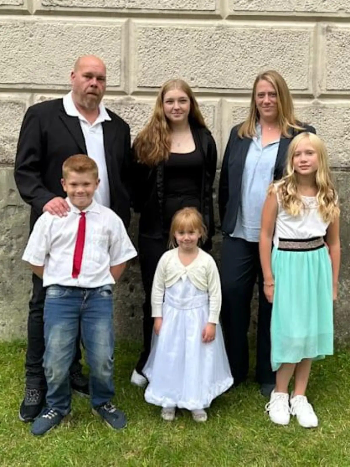 Frank und Stefanie mit den vier Kindern (4, 8, 9, 16) der Familie.