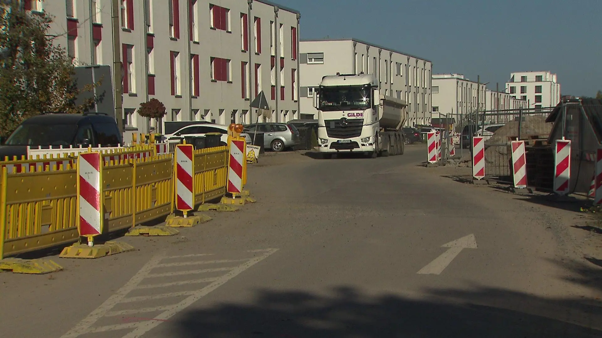 Baustraße mit Absperrung als Fußweg