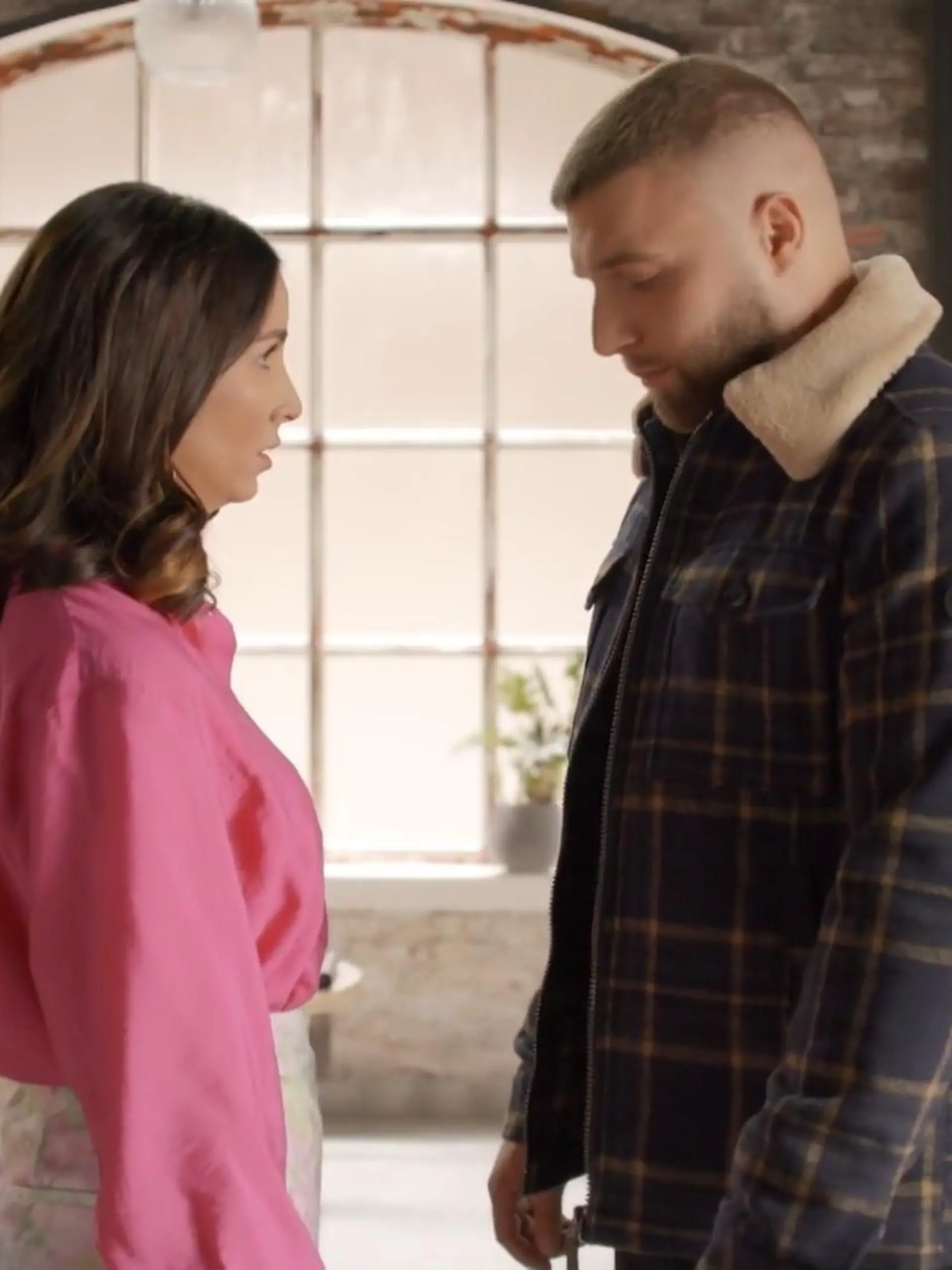 AWZ-Folge 4361 vom 10.01.24: Miray hat sich für die Teilnahme an der Dating-Show "Love the Date Queen" entschieden und gegen eine Beziehung mit Lars. Sie hadert mit sich, ihn schlecht behandelt zu haben, bekommt aber noch einmal die Chance, sich mit ihm auszusprechen.