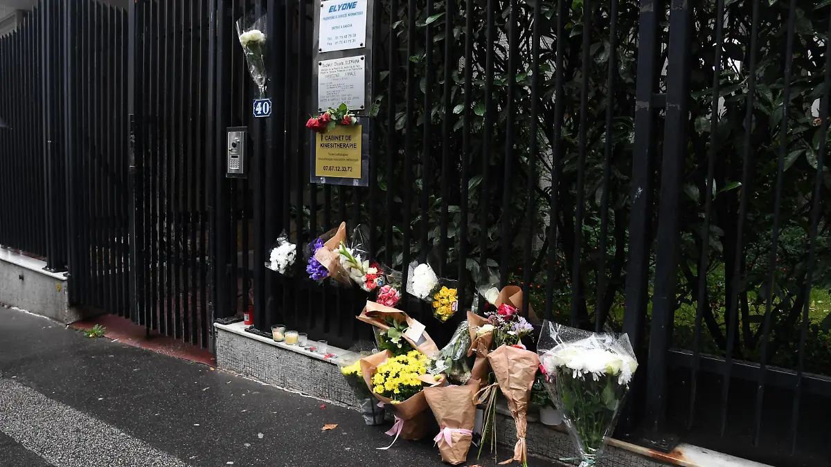 Les hommages se multiplient devant la résidence de Lola à Paris, le 17 octobre 2022. Le corps de l'adolescente de 12 ans avait été retrouvée dans une malle dans la cour intérieure d'un immeuble du 19ème arrondissement, le 14 octobre 2022. Deux suspects sont actuellement en détention. © Giancarlo Gorassini / Bestimage Tributes multiply in front of Lola's residence in Paris, October 17, 2022. The body of the 12-year-old teenager was found in a trunk in the inner courtyard of a building in the 19th arrondissement, October 14, 2022. Two suspects are currently in custody. / action press
