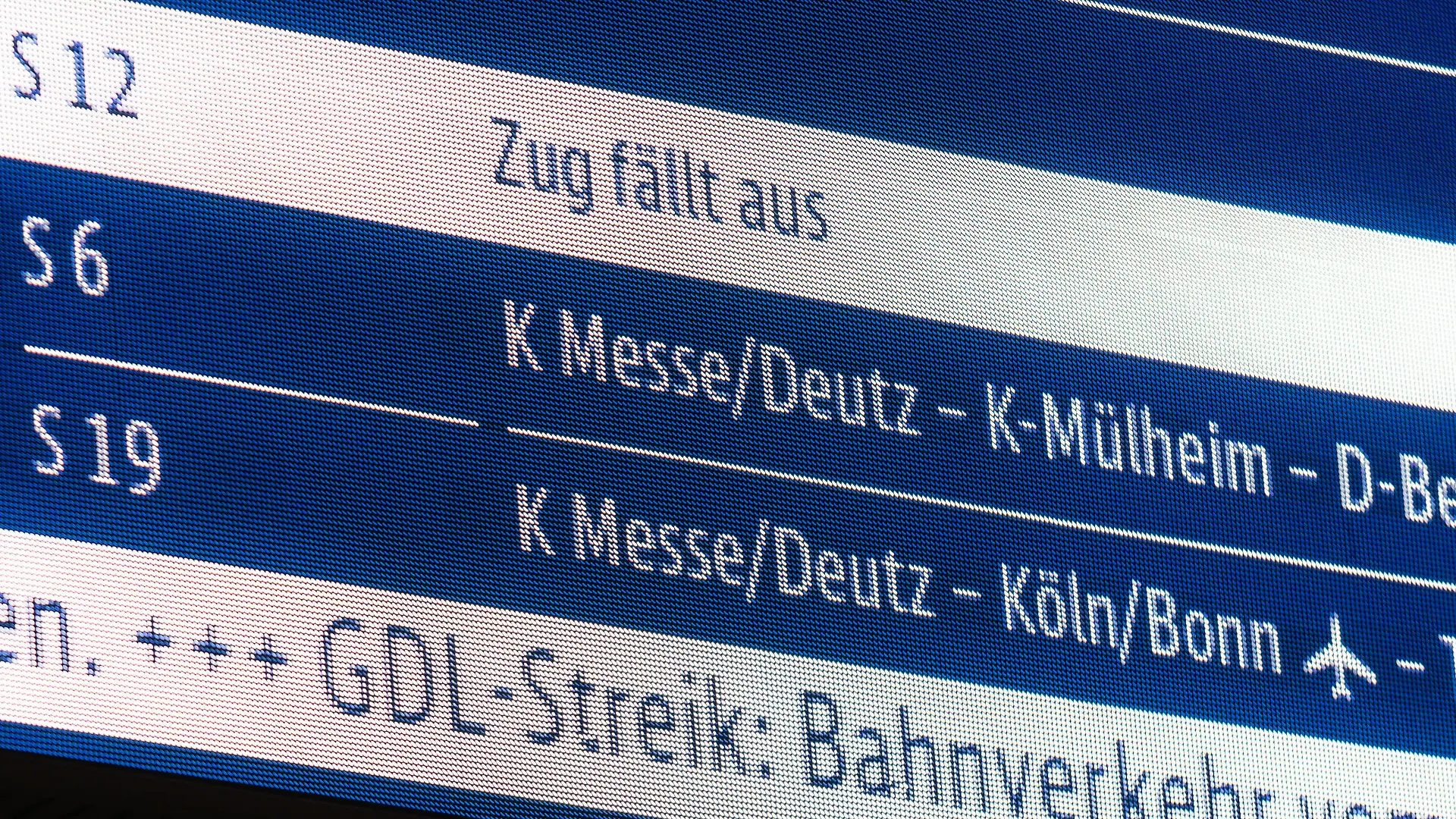 An den Informationstafeln werden aktuell nur verkehrende Züge angezeigt. Zug fällt aus - Der dreitägige Bahnstreik der Lokführergewerkschaft GDL hat begonnen. Betroffen sind sowohl der Güter- als auch der Personenverkehr im gesamten Bundesgebiet. Die Deutsche Bahn DB erwartet daher erhebliche Beeinträchtigungen. Im Fernverkehr wird es nur noch einen Notfahrplan geben, der nur wenige Verbindungen abdeckt. 10.01.2024 Köln Innenstadt NRW Deutschland *** Only running trains are currently displayed on the information boards Train is canceled The three-day rail strike by the train drivers union GDL has begun Both freight and passenger transport throughout Germany are affected Deutsche Bahn DB therefore expects considerable disruptions In