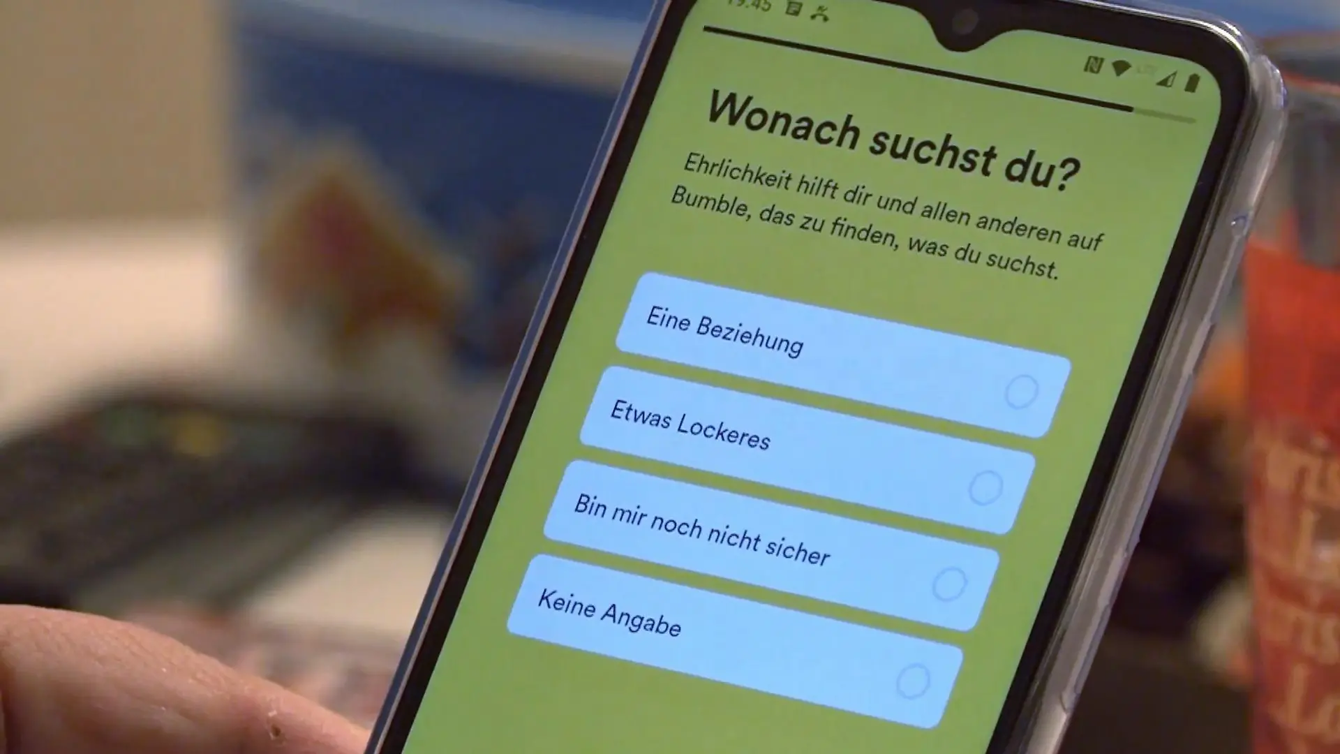 Wonach "Hartz und herzlich"-Siggi wohl sucht? Mit der Dating-App möchte die 64-Jährige es herausfinden.