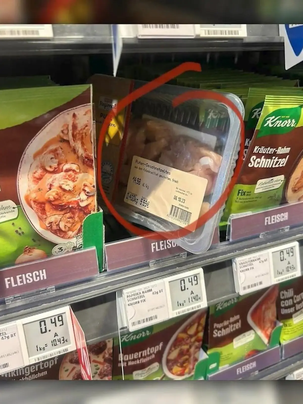 Statt wie sonst lustiges Post online zu stellen, regt Familie Wahl sich darüber auf, dass viele Kunden vor allem Lebensmittel in ihrem Supermarkt nicht wieder an den richtigen Ort zurücklegen. Zum Beispiel ins Kühlregal. Deshalb müssen wohl jeden Tag Lebensmittel wegschmissen werden.