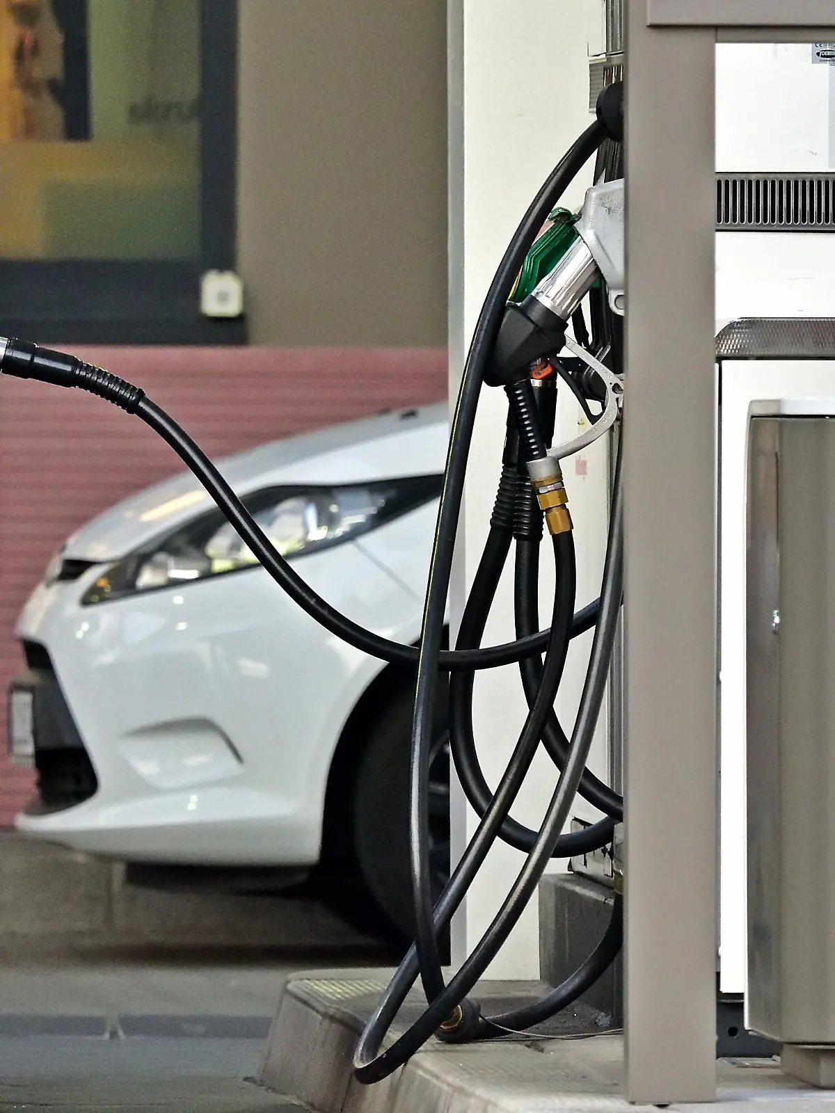 Tankstelle in Heidelberg. Der Krieg Russlands gegen die Ukraine macht sich bermerkbar. Die ohnehin hohen Beinzinpreise erreichten Höchststände. Im April 2022 sinken die Preise bundesweit auf deutlich unter 2