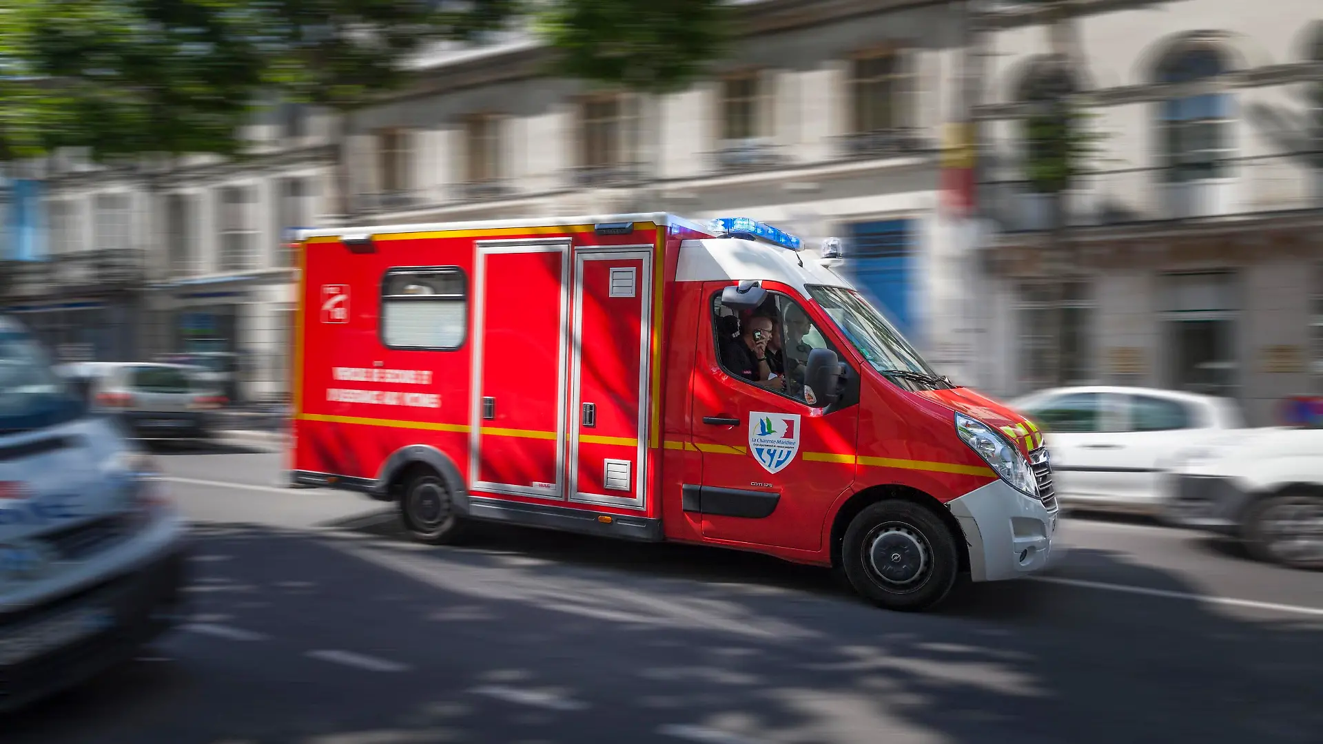 Mitzieher, französisches Einsatzfahrzeug fährt mit Blaulicht durch Straße, Saintes, Poitou-Charentes, Frankreich, Europa