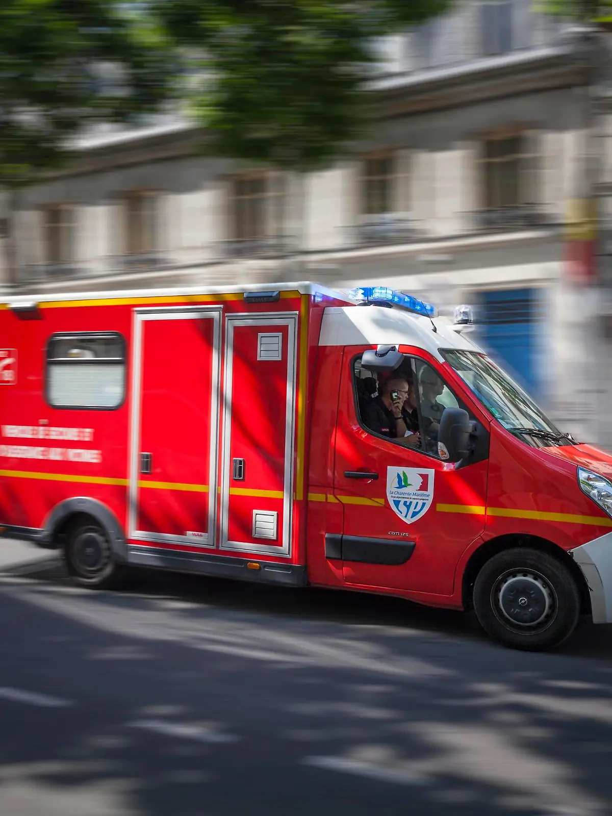 Mitzieher, französisches Einsatzfahrzeug fährt mit Blaulicht durch Straße, Saintes, Poitou-Charentes, Frankreich, Europa