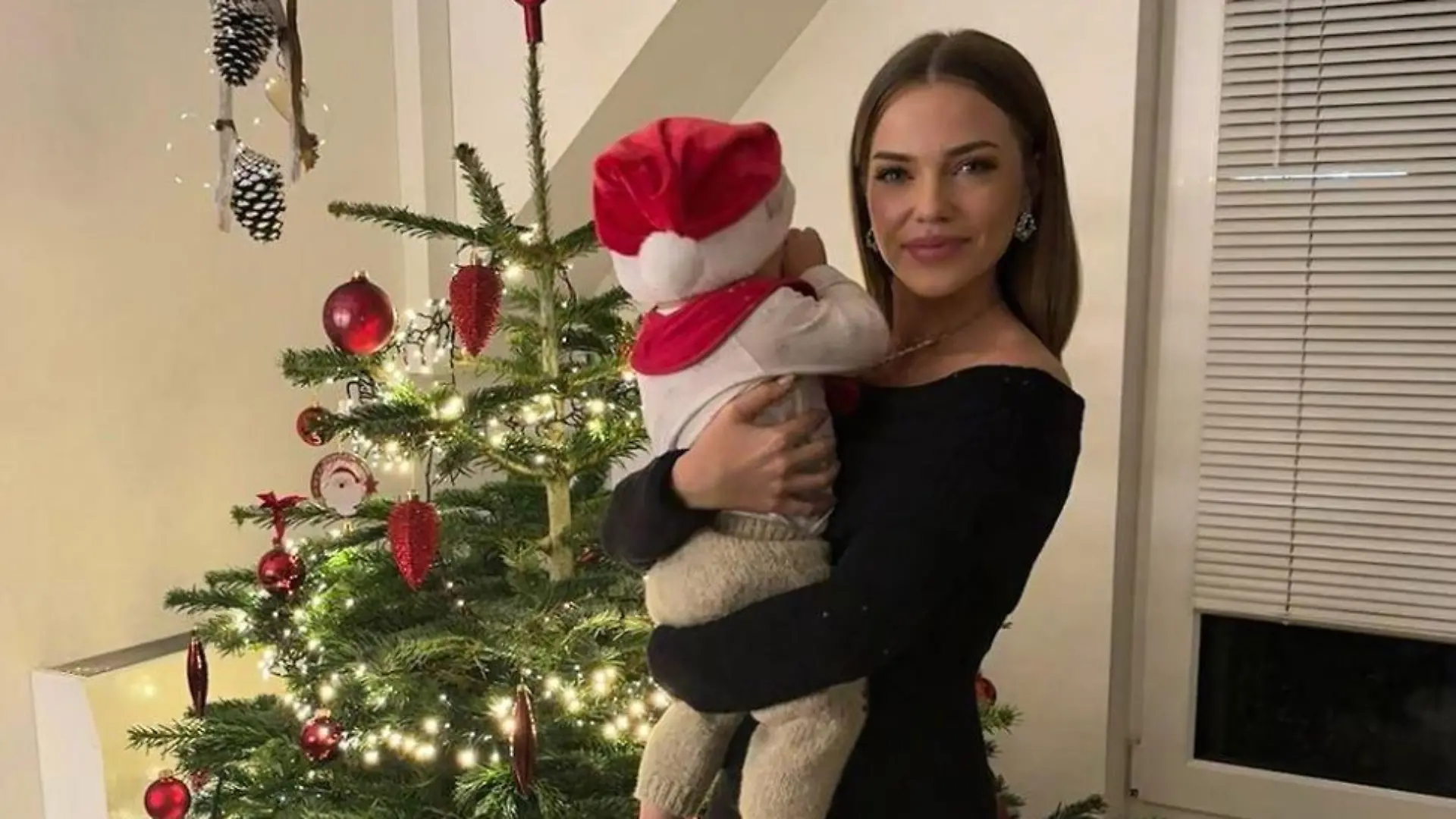 Laura Maria Rypa mit Söhnchen Leano an Weihnachten.