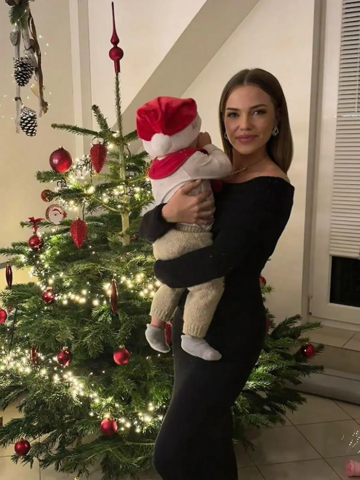 Laura Maria Rypa mit Söhnchen Leano an Weihnachten.