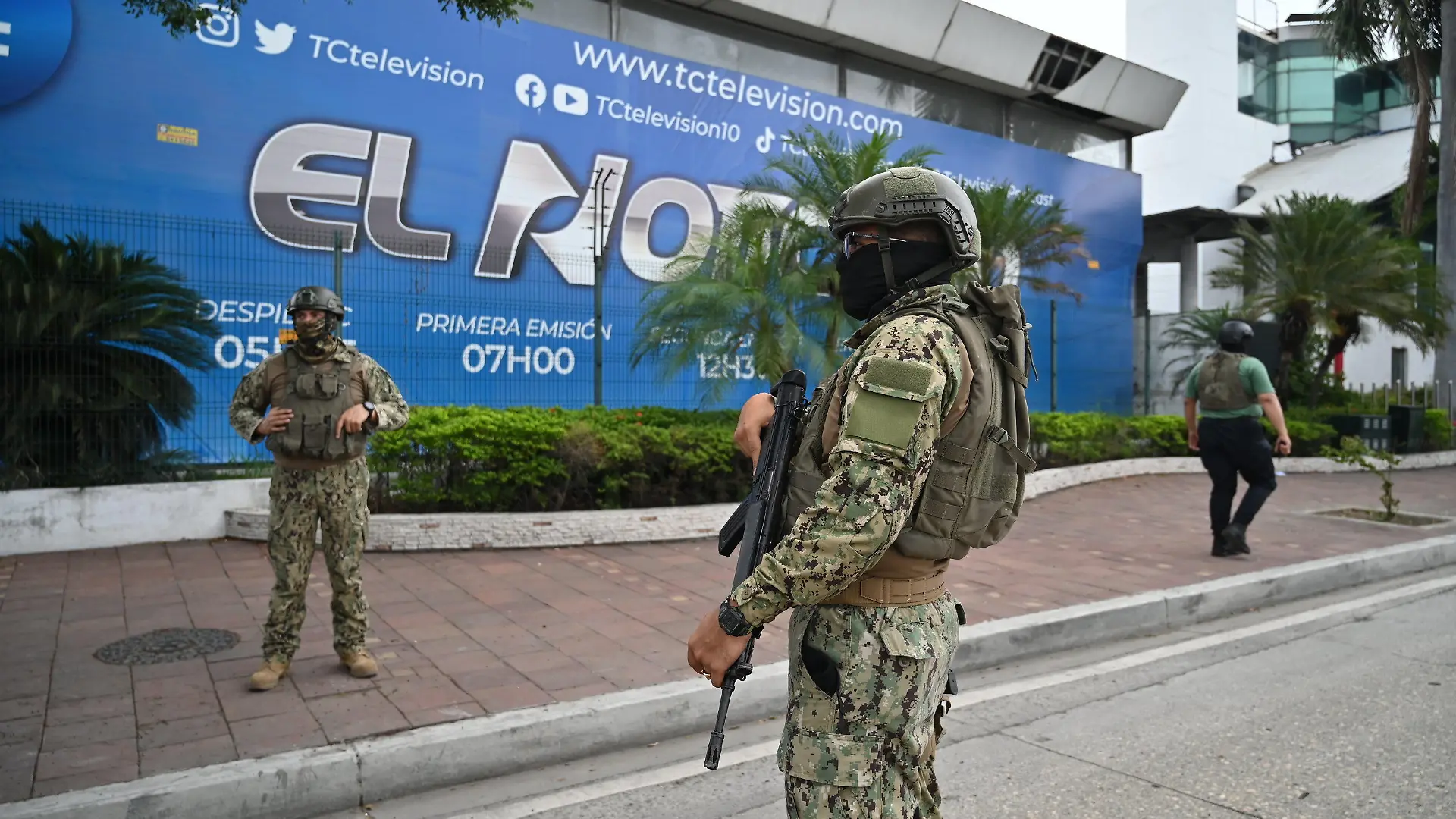 09.01.2024, Ecuador, Guayaquil: Soldaten umringen das Gebäude des Fernsehsenders TC, nachdem Bewaffnete während einer Live-Übertragung in die Räumlichkeiten des Fernsehsenders eingedrungen sind. Menschen gerieten in der Stadt in Panik. Foto: Stringer/dpa +++ dpa-Bildfunk +++