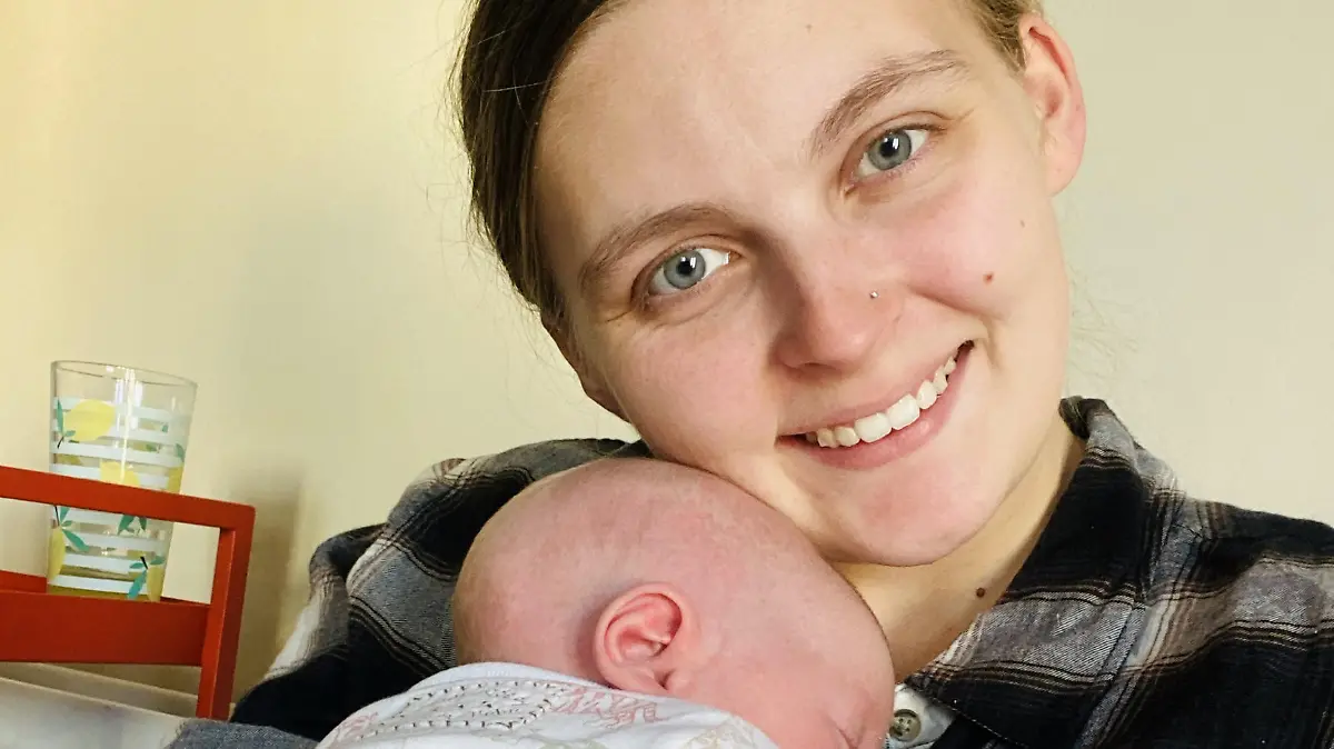SONDERKONDITIONEN: Satzpreis!
Myer and Atlas. Release date January 7 2024. See SWNS story SWSMlist. A mum asked family to follow her rules for meeting her newborn Ð including no kissing or photos Ð despite some calling it "over the top". Myer Short, 27, came up with the list when expecting her first son, Atlas, 16 months, after feeling anxious about his arrival. Now 35 weeks pregnant with her second baby, she is planning to share the same rules with her family again. Myer and her partner, Matt Rabbitts, 30, a social media manager, have asked any smokers to change their top and wash their hands before holding their tot and said family shouldnÕt kiss them. TheyÕve also asked relatives and friends not to announce the birth or share photos online before they have. / action press