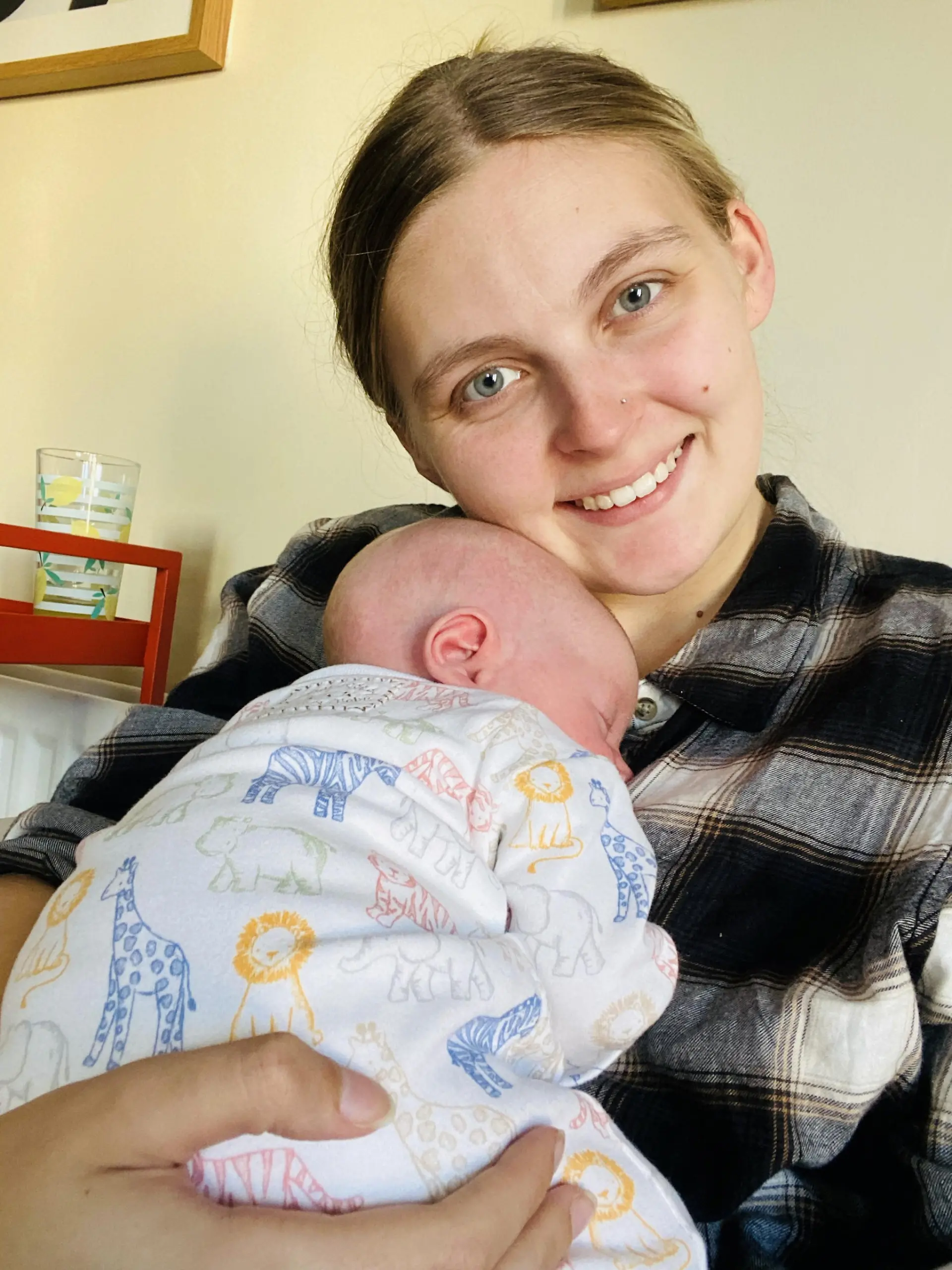 SONDERKONDITIONEN: Satzpreis!
Myer and Atlas. Release date January 7 2024. See SWNS story SWSMlist. A mum asked family to follow her rules for meeting her newborn Ð including no kissing or photos Ð despite some calling it "over the top". Myer Short, 27, came up with the list when expecting her first son, Atlas, 16 months, after feeling anxious about his arrival. Now 35 weeks pregnant with her second baby, she is planning to share the same rules with her family again. Myer and her partner, Matt Rabbitts, 30, a social media manager, have asked any smokers to change their top and wash their hands before holding their tot and said family shouldnÕt kiss them. TheyÕve also asked relatives and friends not to announce the birth or share photos online before they have. / action press