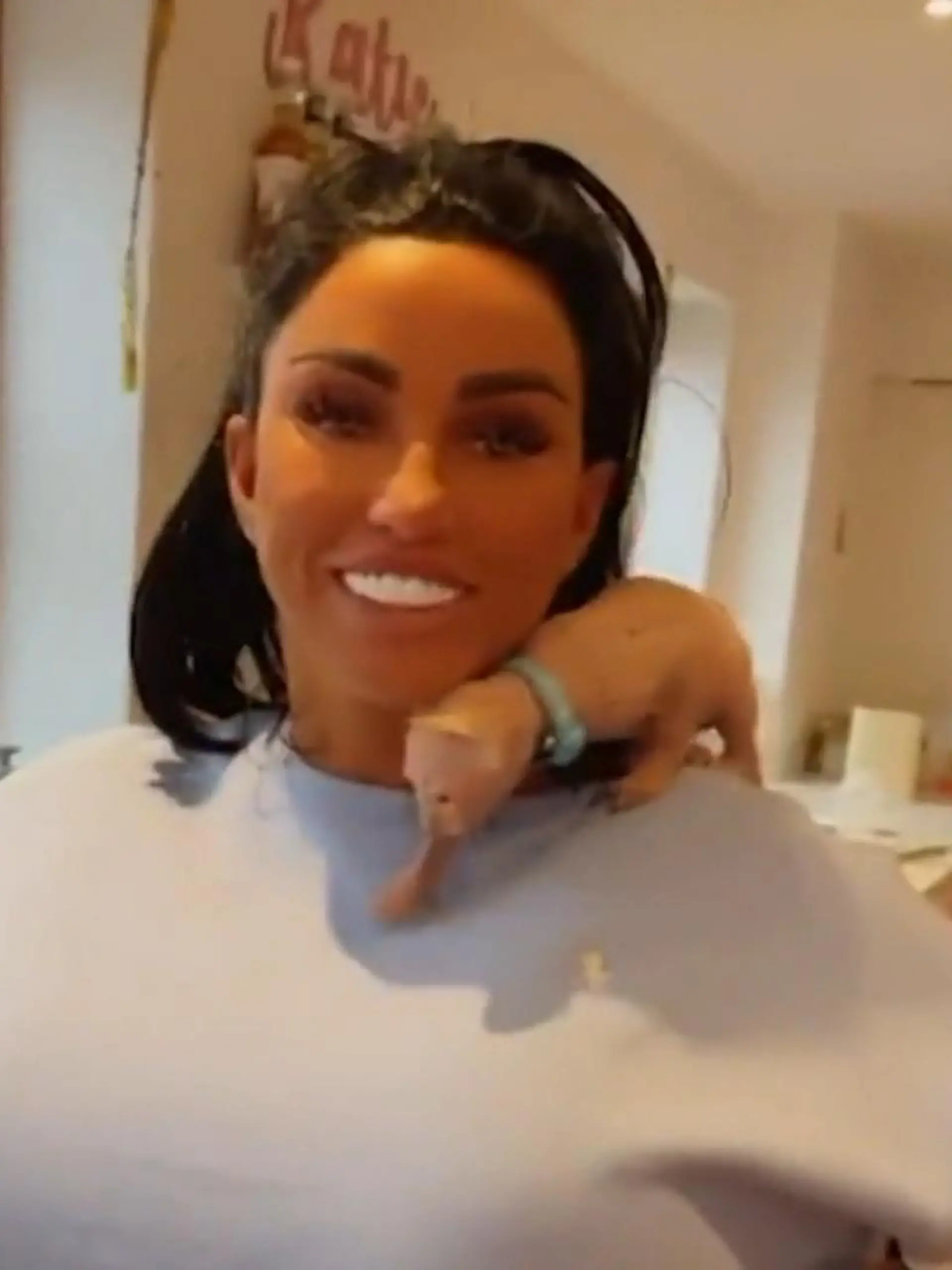 Katie Price posiert mit ihrem neuen Kätzchen.
