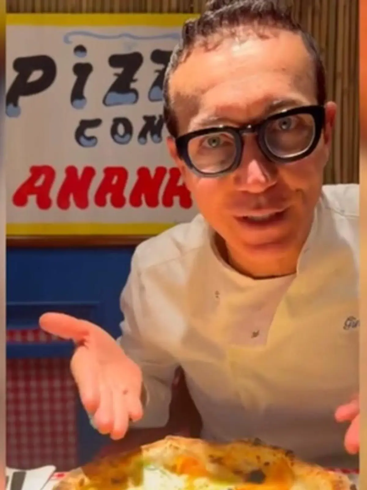 Die einen lieben sie, andere hassen sie. Auch viele Italiener sind der Meinung, dass Ananas nix auf dem Traditionsgebäck zu suchen hat. Aber jetzt mischt ein berühmter Pizzabäcker aus Neapel die Internetgemeinde auf – denn er nimmt doch tatsächlich die Pizza mit Ananas in seine Speisekarte auf. Klar, für diese Entscheidung hagelt es Kritik. Zu recht? Im Video melden sich die Italiener zu Wort.