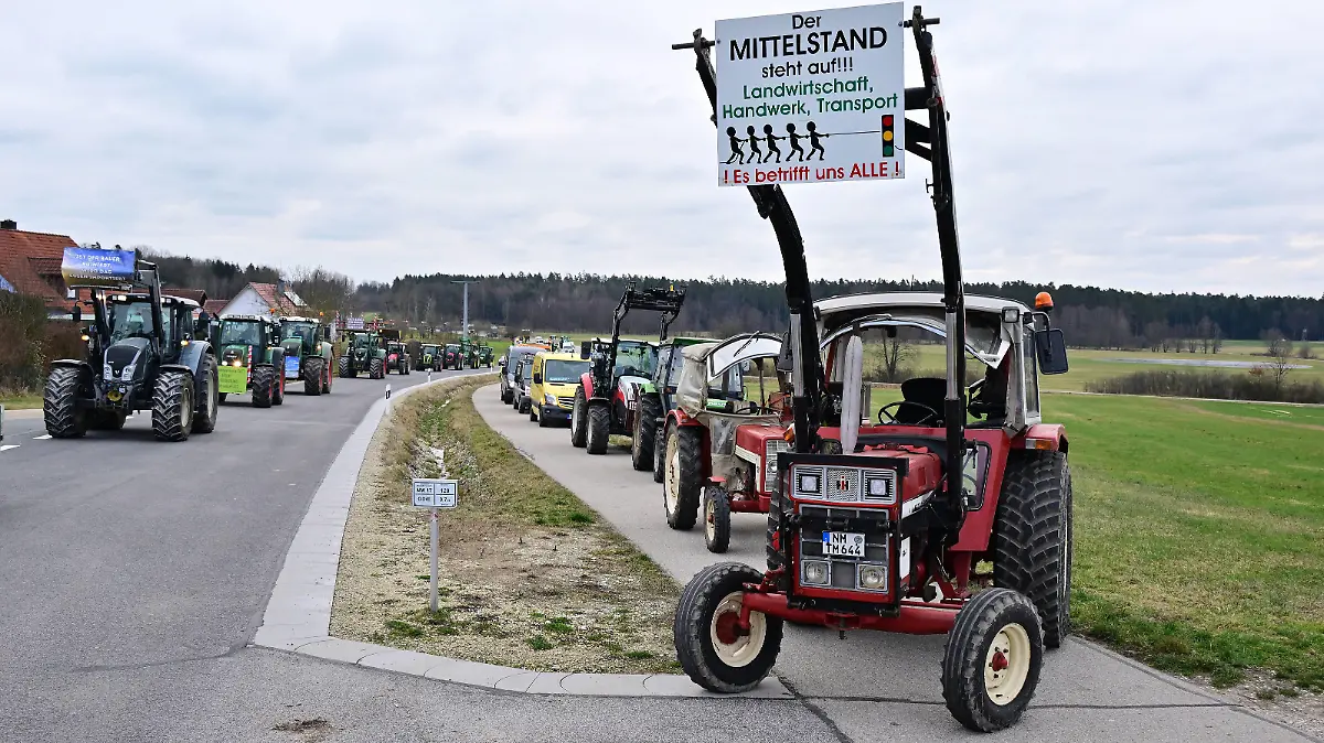 08.01.2024 --- Demo Demonstration Protest Sternfahrt Konvoj --- Bauern Landwirte fahren von Berching über Pollanten - Mühlhausen - Thannhausen - Freystadt - Möning - Seligenporten - Pyrbaum - Postbauer Heng nach Neumarkt in der Oberpfalz --- Protest gegen die Steichung von Subventionen durch die Ampel Regierung --- Foto: Sport-/Pressefoto Wolfgang Zink / WoZi --- xwoxzix --- Tafel Banner - Der Mittelstand steht auf Landwirtschaft Handwerk Transport - Es betrifft uns alle Landwirte Bauen - Protest - Sternfahrt nach Neumarkt in der Obepfalz *** 08 01 2024 demonstration demonstration protest rally convoy farmers farmers drive from Berching via Pollanten Mühlhausen Thannhausen Freystadt Möning Seligenporten Pyrbaum Postbauer Heng to Ne